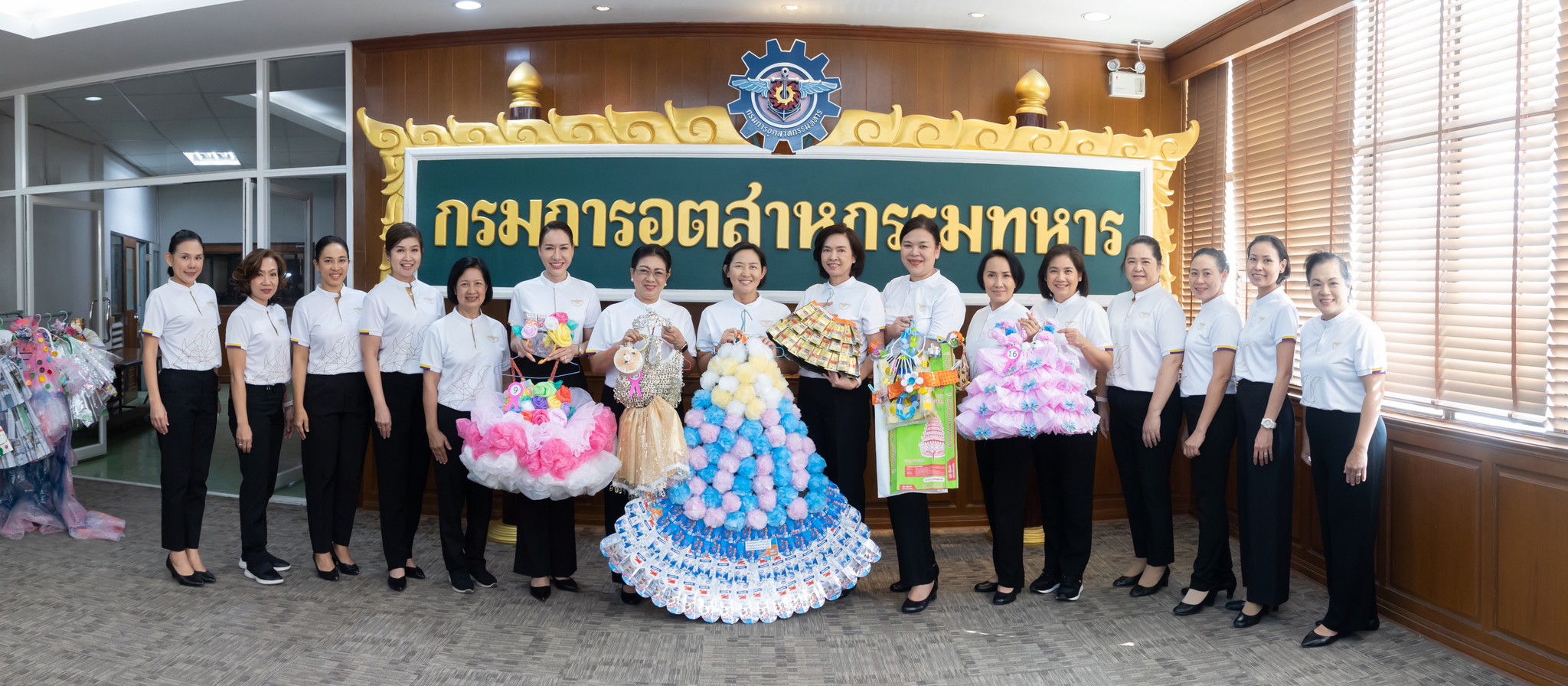 ๐๔๔ นายกสมาคมภริยาข้าราชการ สป. พร้อมด้วยอุปนายกสมาคมฯ ร่วมตัดสินการประกวด การประดิษฐ์เครื่องแต่งกายด้วยวัสดุเหลือใช้