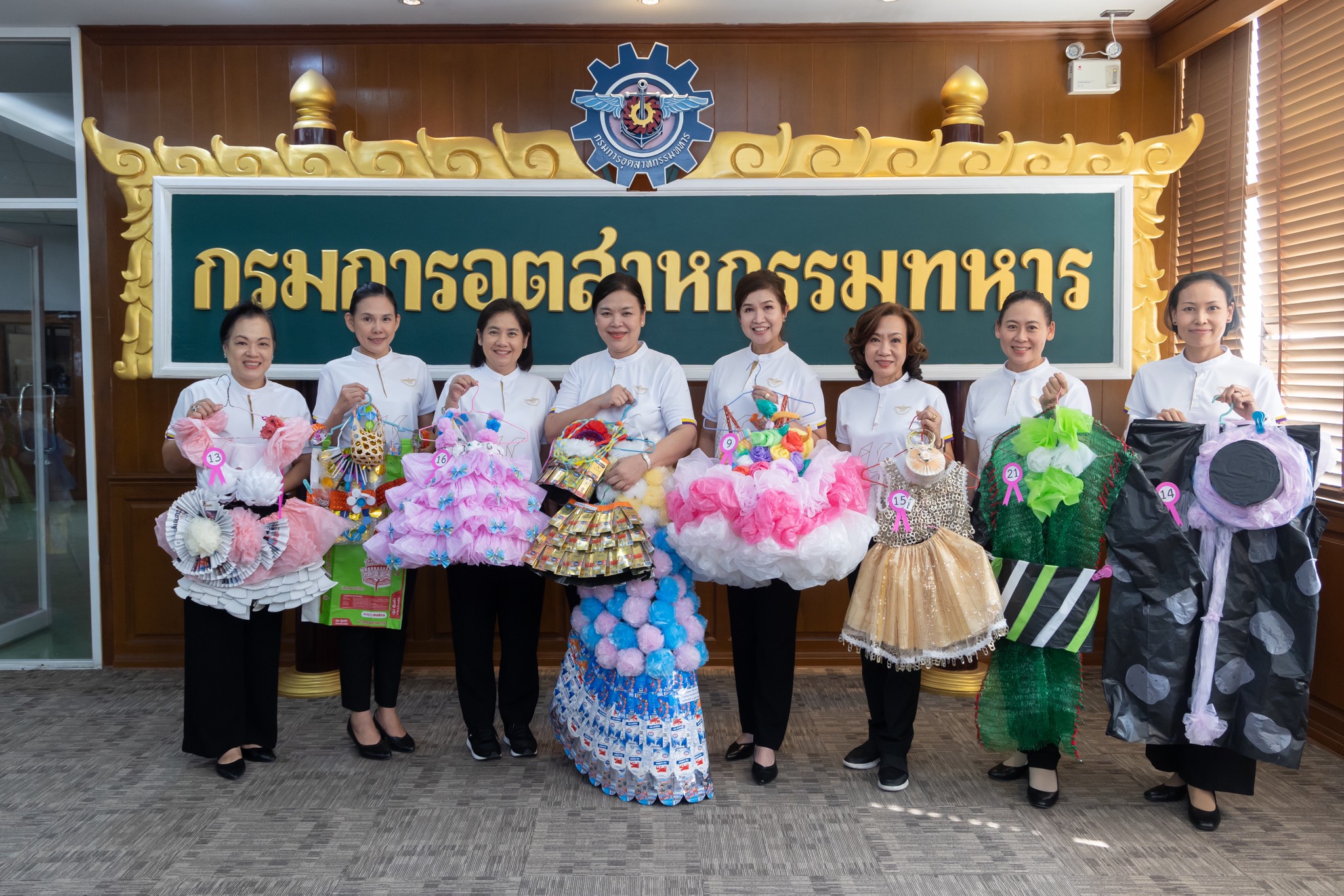 ๐๔๔ นายกสมาคมภริยาข้าราชการ สป. พร้อมด้วยอุปนายกสมาคมฯ ร่วมตัดสินการประกวด การประดิษฐ์เครื่องแต่งกายด้วยวัสดุเหลือใช้