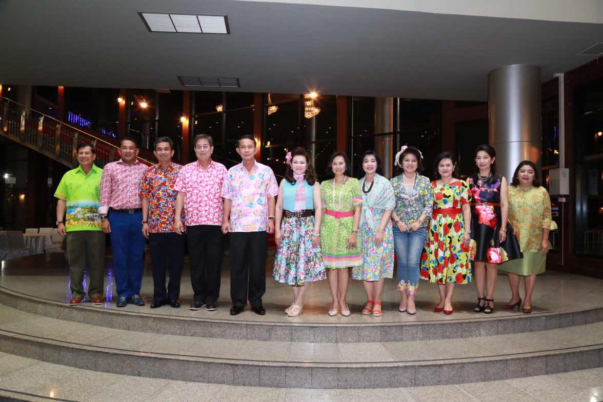 094 ปลัดกระทรวงกลาโหมและนายกสมาคมภริยาฯ จัดงานเลี้ยงขอบคุณ "รักกันให้ลั่นทุ่ง"