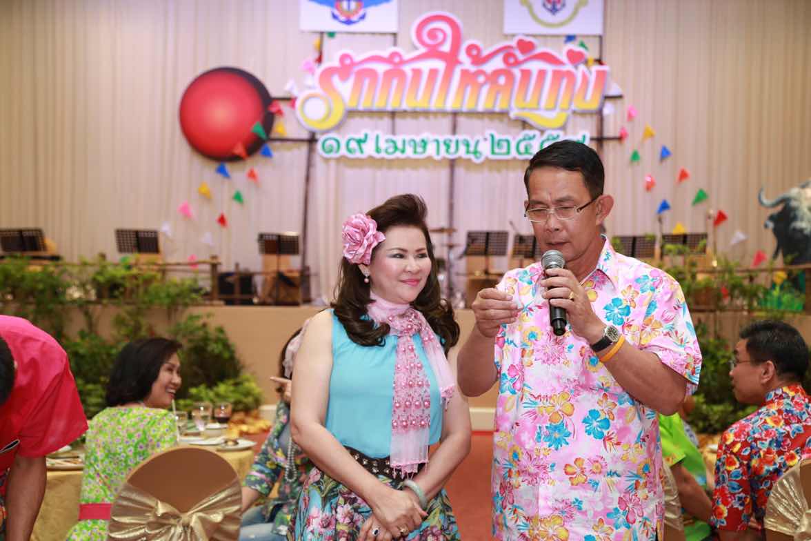 094 ปลัดกระทรวงกลาโหมและนายกสมาคมภริยาฯ จัดงานเลี้ยงขอบคุณ "รักกันให้ลั่นทุ่ง"
