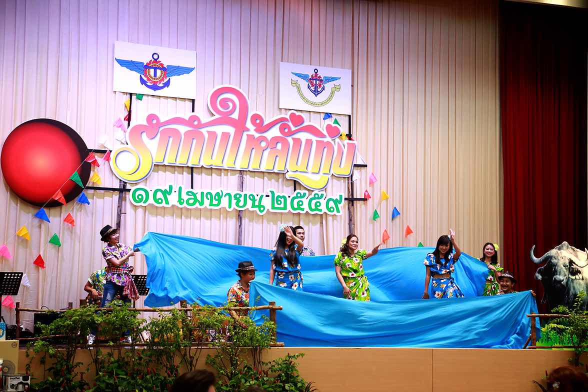 094 ปลัดกระทรวงกลาโหมและนายกสมาคมภริยาฯ จัดงานเลี้ยงขอบคุณ "รักกันให้ลั่นทุ่ง"