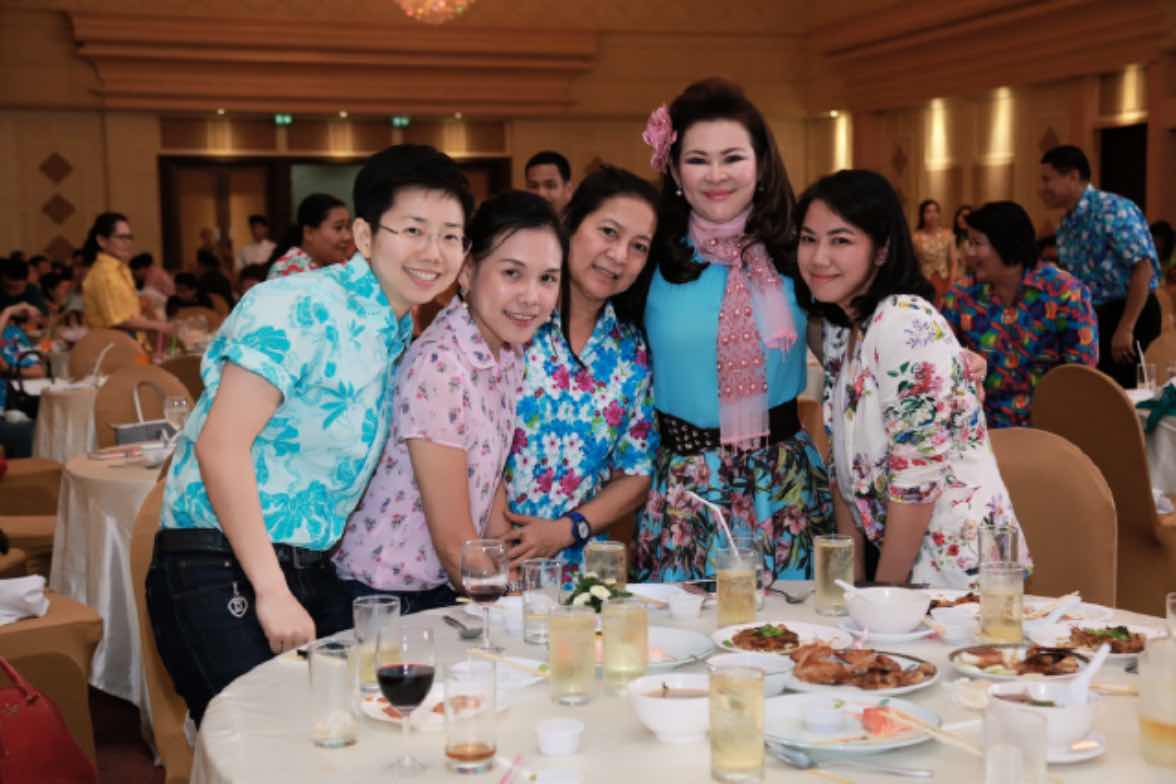 094 ปลัดกระทรวงกลาโหมและนายกสมาคมภริยาฯ จัดงานเลี้ยงขอบคุณ "รักกันให้ลั่นทุ่ง"