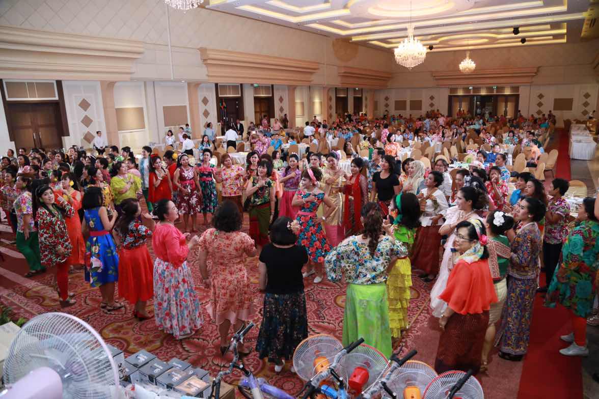094 ปลัดกระทรวงกลาโหมและนายกสมาคมภริยาฯ จัดงานเลี้ยงขอบคุณ "รักกันให้ลั่นทุ่ง"