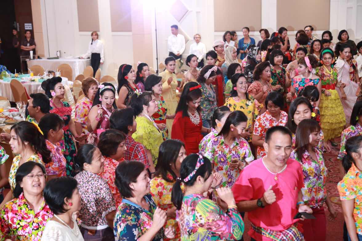 094 ปลัดกระทรวงกลาโหมและนายกสมาคมภริยาฯ จัดงานเลี้ยงขอบคุณ "รักกันให้ลั่นทุ่ง"