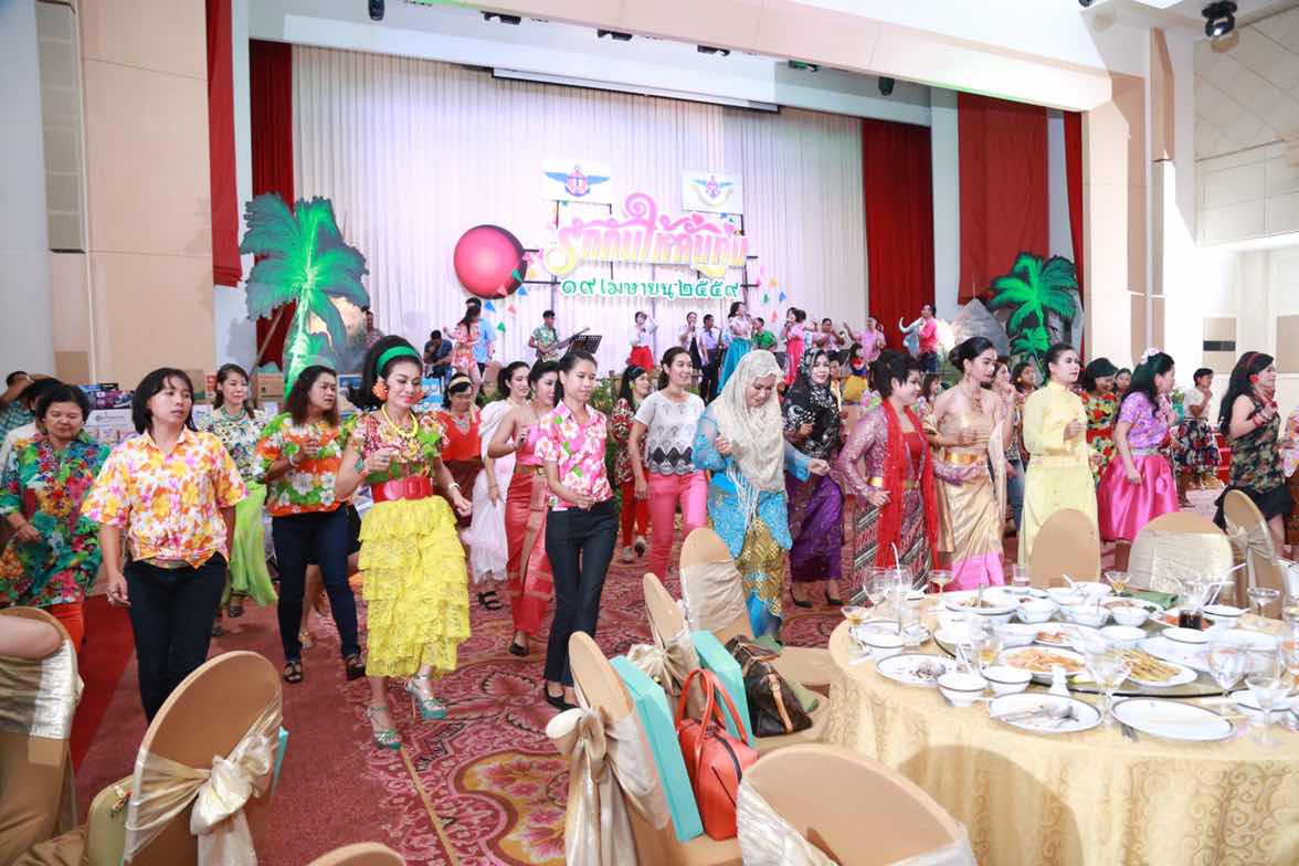 094 ปลัดกระทรวงกลาโหมและนายกสมาคมภริยาฯ จัดงานเลี้ยงขอบคุณ "รักกันให้ลั่นทุ่ง"