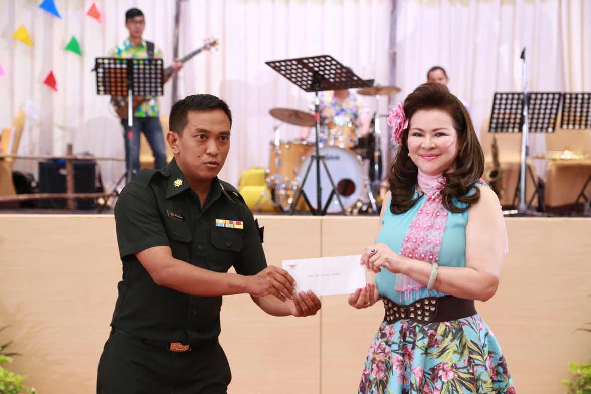 094 ปลัดกระทรวงกลาโหมและนายกสมาคมภริยาฯ จัดงานเลี้ยงขอบคุณ "รักกันให้ลั่นทุ่ง"