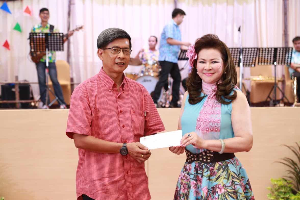 094 ปลัดกระทรวงกลาโหมและนายกสมาคมภริยาฯ จัดงานเลี้ยงขอบคุณ "รักกันให้ลั่นทุ่ง"