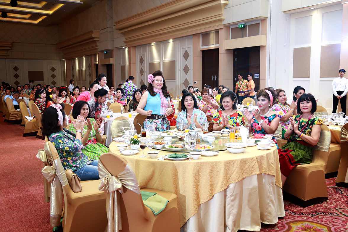 094 ปลัดกระทรวงกลาโหมและนายกสมาคมภริยาฯ จัดงานเลี้ยงขอบคุณ "รักกันให้ลั่นทุ่ง"