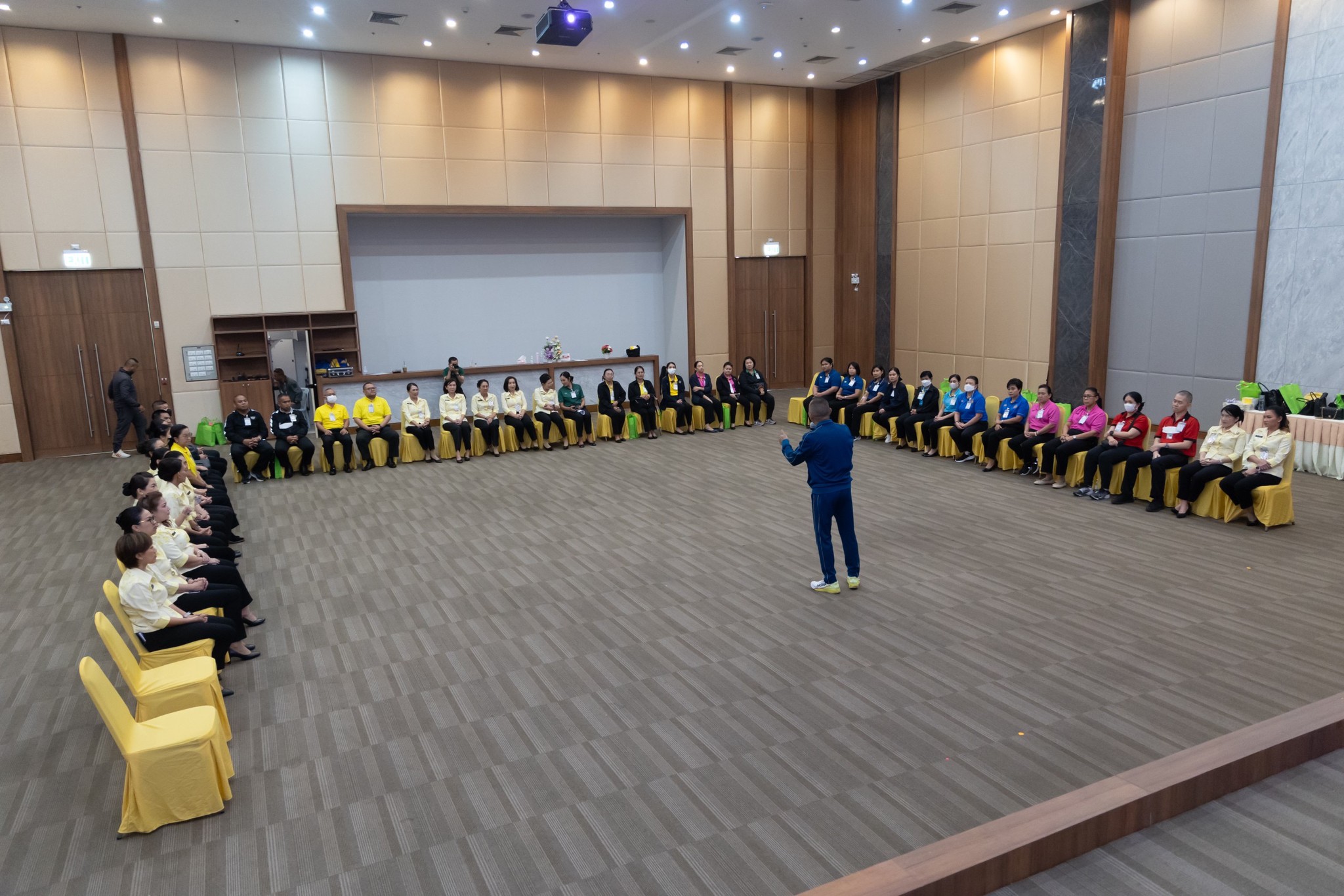 ๐๔๖ กิจกรรมอบรมและสานสัมพันธ์ระหว่างผู้ประสานงาน และคณะกรรมการโครงการสายใยรักษ์ เพื่อคนพิเศษ