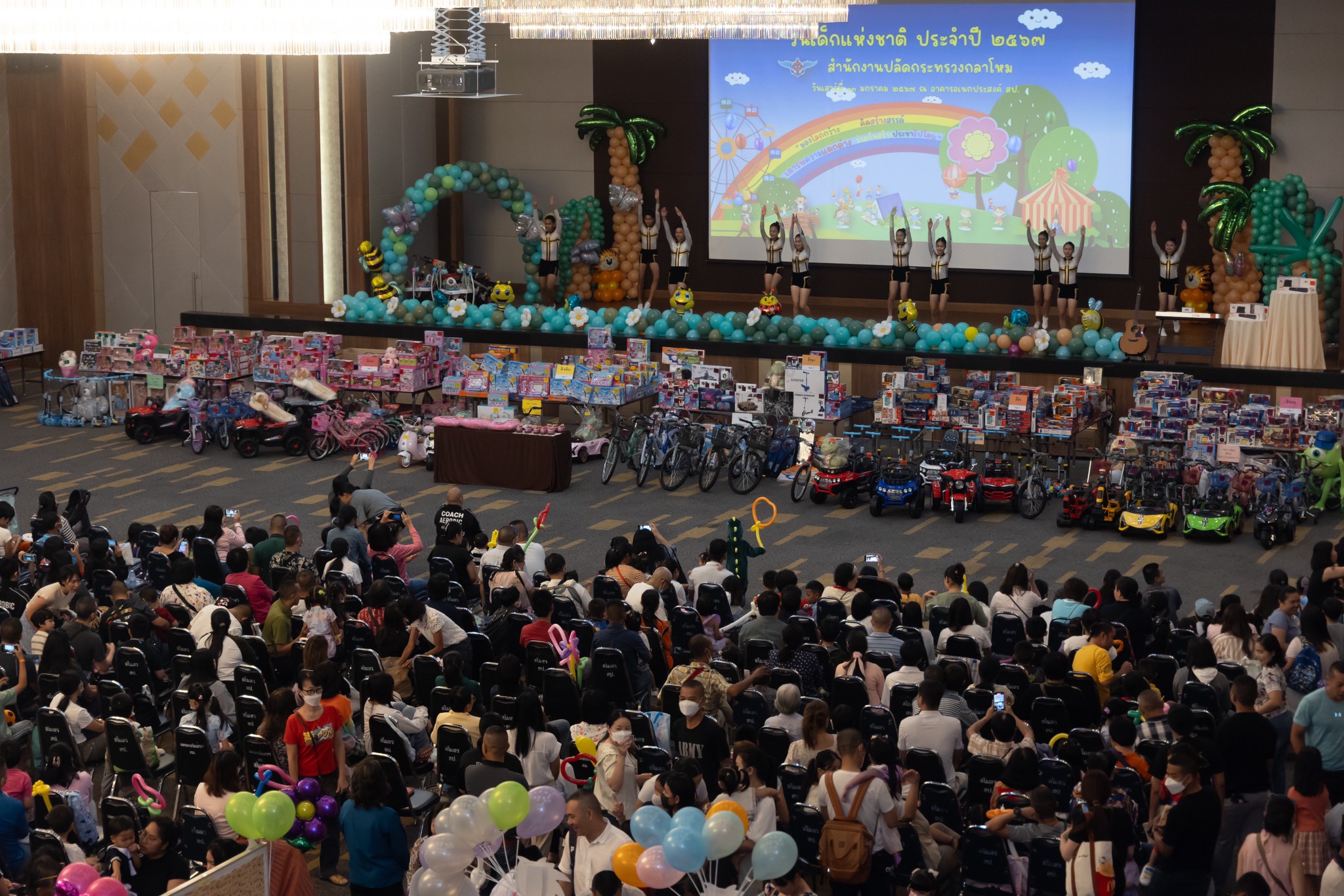 ๐๔๗ ปลัดกระทรวงกลาโหม และนายกสมาคมภริยา ข้าราชการสำนักงานปลัดกระทรวงกลาโหม เยี่ยมชมการจัด กิจกรรมวันเด็กแห่งชาติของสำนักงานปลัดกระทรวงกลาโหม ประจำปี ๒๕๖๗