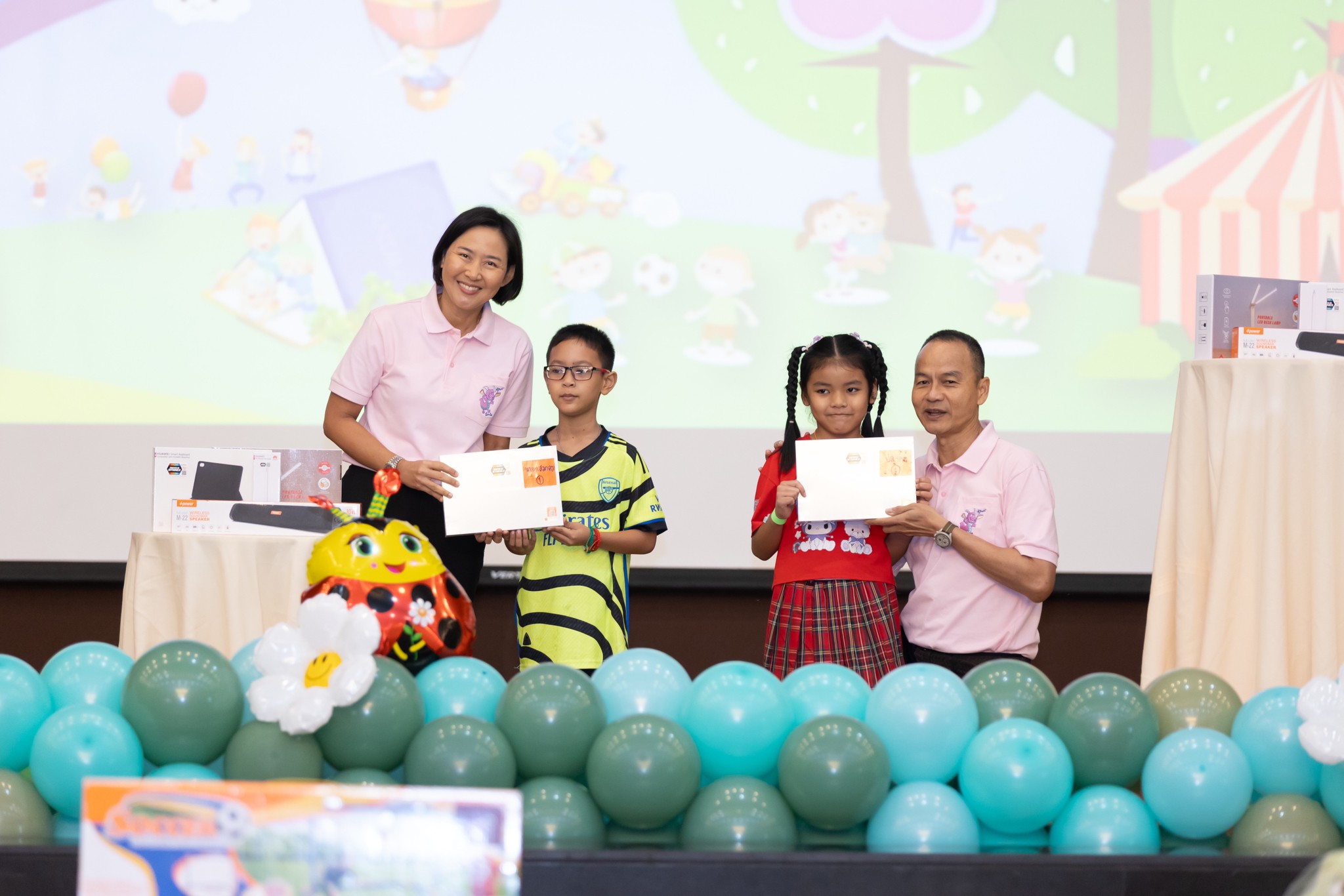 ๐๔๗ ปลัดกระทรวงกลาโหม และนายกสมาคมภริยา ข้าราชการสำนักงานปลัดกระทรวงกลาโหม เยี่ยมชมการจัด กิจกรรมวันเด็กแห่งชาติของสำนักงานปลัดกระทรวงกลาโหม ประจำปี ๒๕๖๗