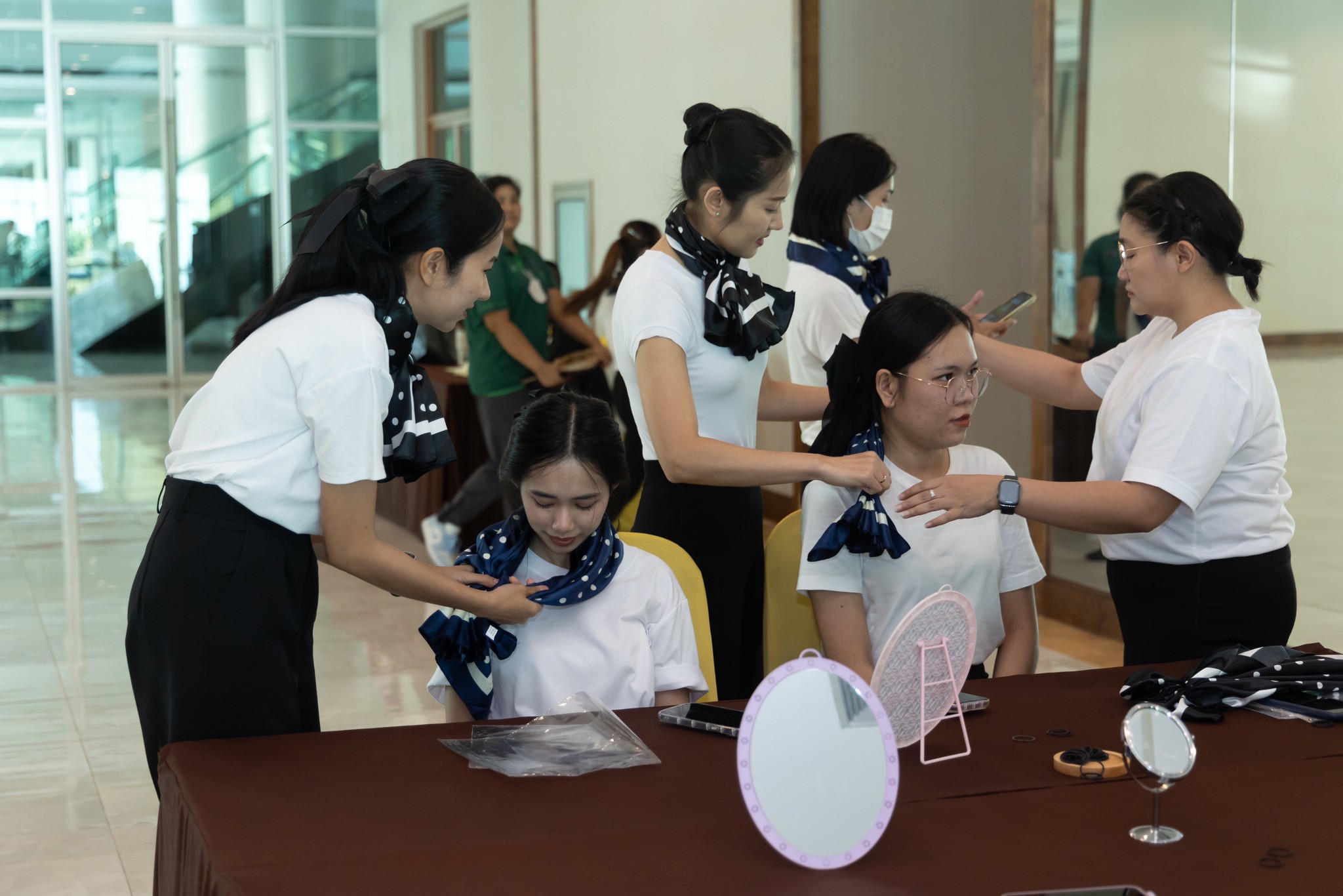 ๐๔๘ การจัดกิจกรรม "วิธีผูกผ้าพันคอรูปแบบต่างๆ" ของโครงการศูนย์ส่งเสริมการเรียนรู้ กรมเสมียนตรา
