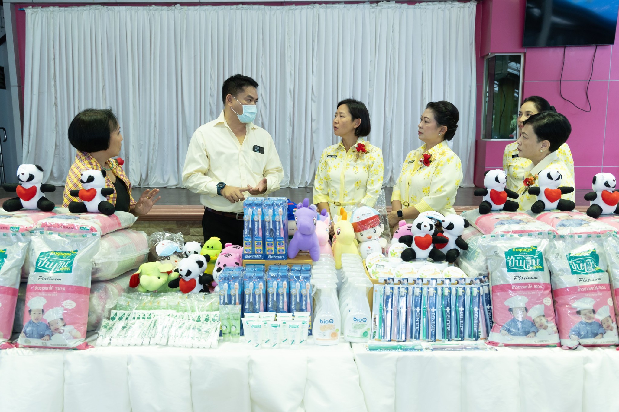 ๐๕๓ คณะกรรมการบริหารสมาคมภริยาข้าราชการ สำนักงานปลัดกระทรวงกลาโหม ร่วมบริจาคสิ่งของให้กับ สถานสงเคราะห์เด็กอ่อนปากเกร็ด และบ้านราชาวดี (หญิง)