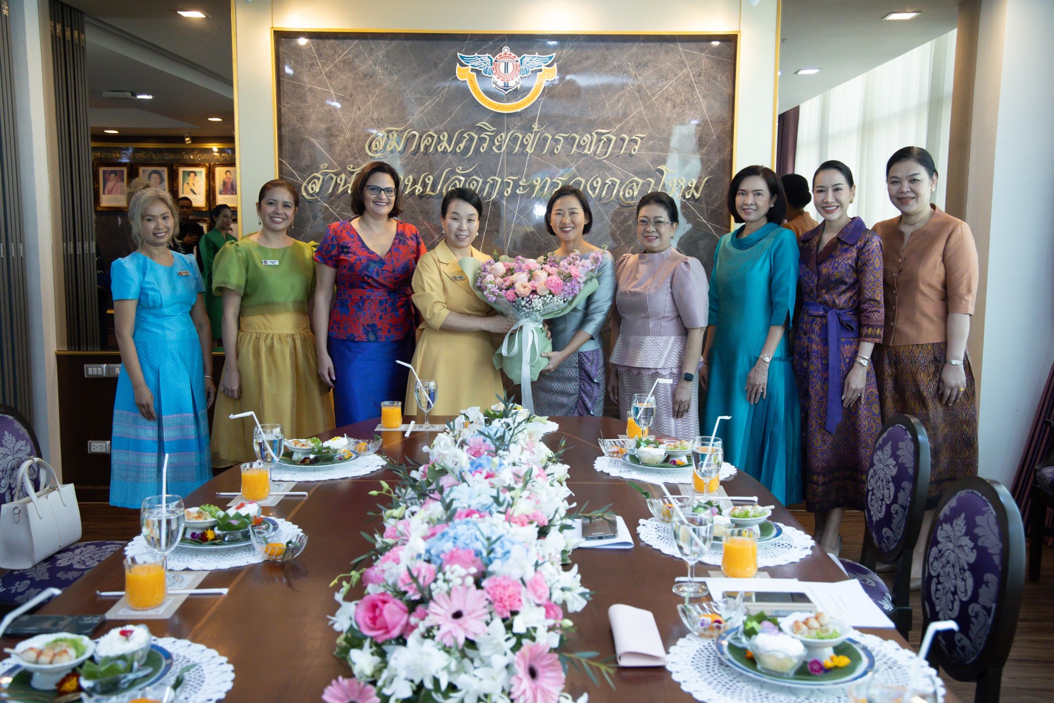 ๐๕๕ คณะภริยาผู้ช่วยทูตฝ่ายทหารต่างประเทศประจำกรุงเทพฯ เข้าเยี่ยมคำนับนายกสมาคมภริยาข้าราชการสำนัก...