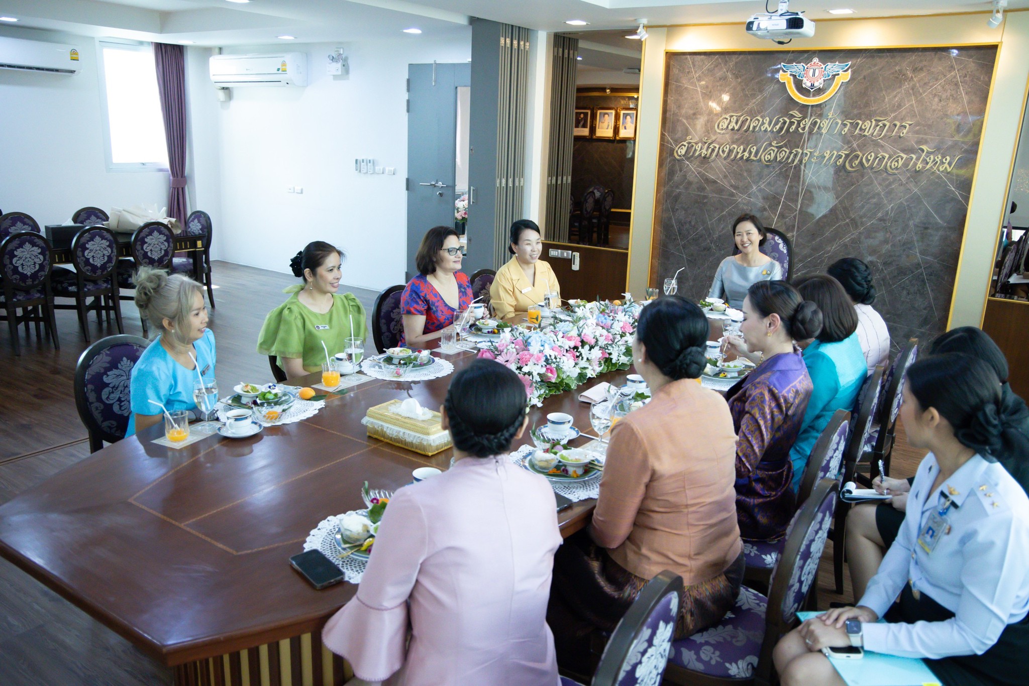 ๐๕๕ คณะภริยาผู้ช่วยทูตฝ่ายทหารต่างประเทศประจำกรุงเทพฯ เข้าเยี่ยมคำนับนายกสมาคมภริยาข้าราชการสำนักงานปลัดกระทรวงกลาโหม เพื่อแนะนำตัวในโอกาสเข้ารับหน้าที่