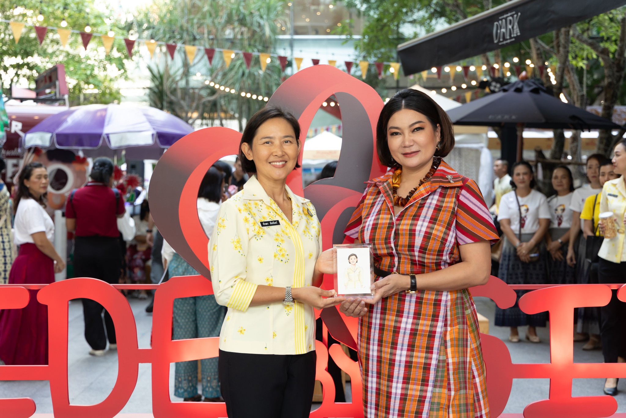 ๐๖๑ นายกสมาคมภริยาข้าราชการสำนักงานปลัดกระทรวงกลาโหม เยี่ยมชมงาน "Side by Side ช้อป ชิม แชร์ จากใจเรา...ถึงมือคุณ"