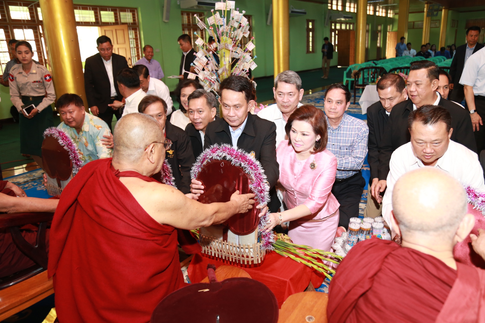 085 ปลัดกระทรวงกลาโหมและนายกสมาคมภริยาฯ เป็นประธานในพิธีทอดผ้าป่าสามัคคีมหากุศล ไทยและสาธารณรัฐแห่งสหภาพเมียนมา