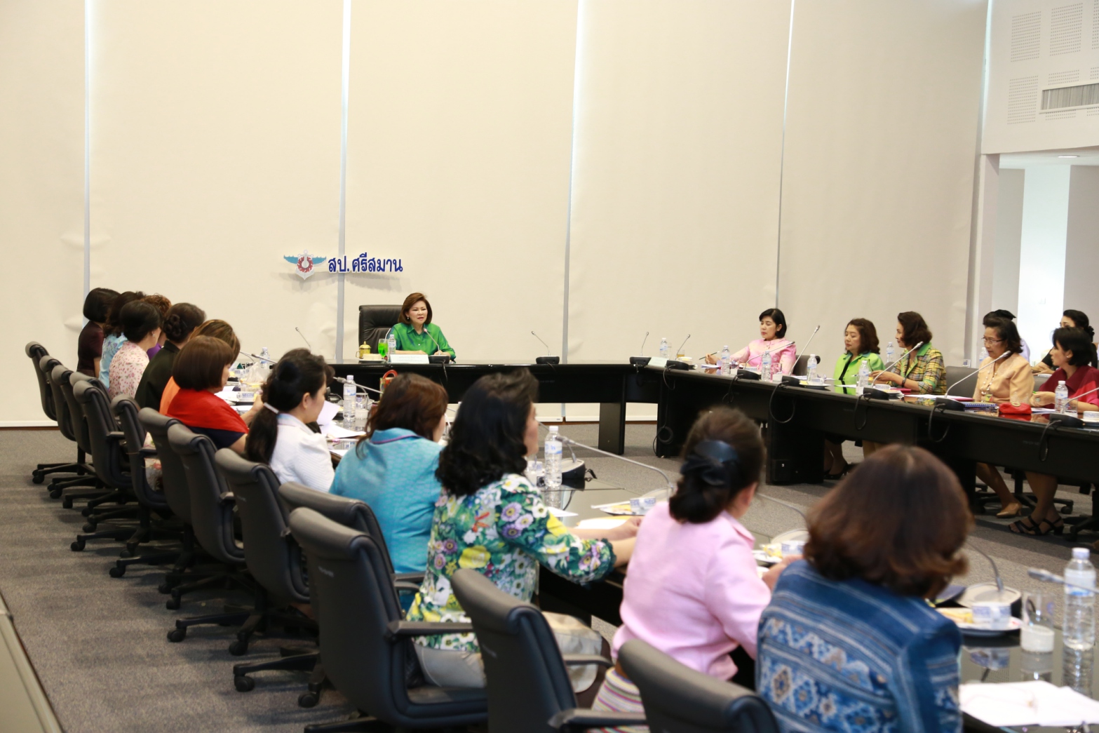 083 นายกสมาคมภริยาฯ เป็นประธานการประชุมการจัดงานออกร้านสมาคมภริยาฯ ในงานกาชาดประจำปี ๒๕๕๙