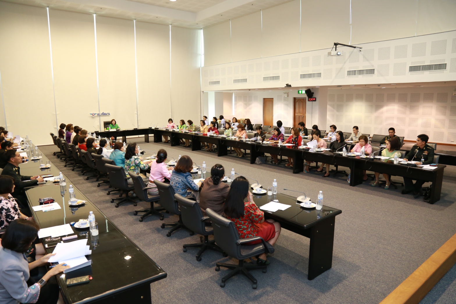 083 นายกสมาคมภริยาฯ เป็นประธานการประชุมการจัดงานออกร้านสมาคมภริยาฯ ในงานกาชาดประจำปี ๒๕๕๙