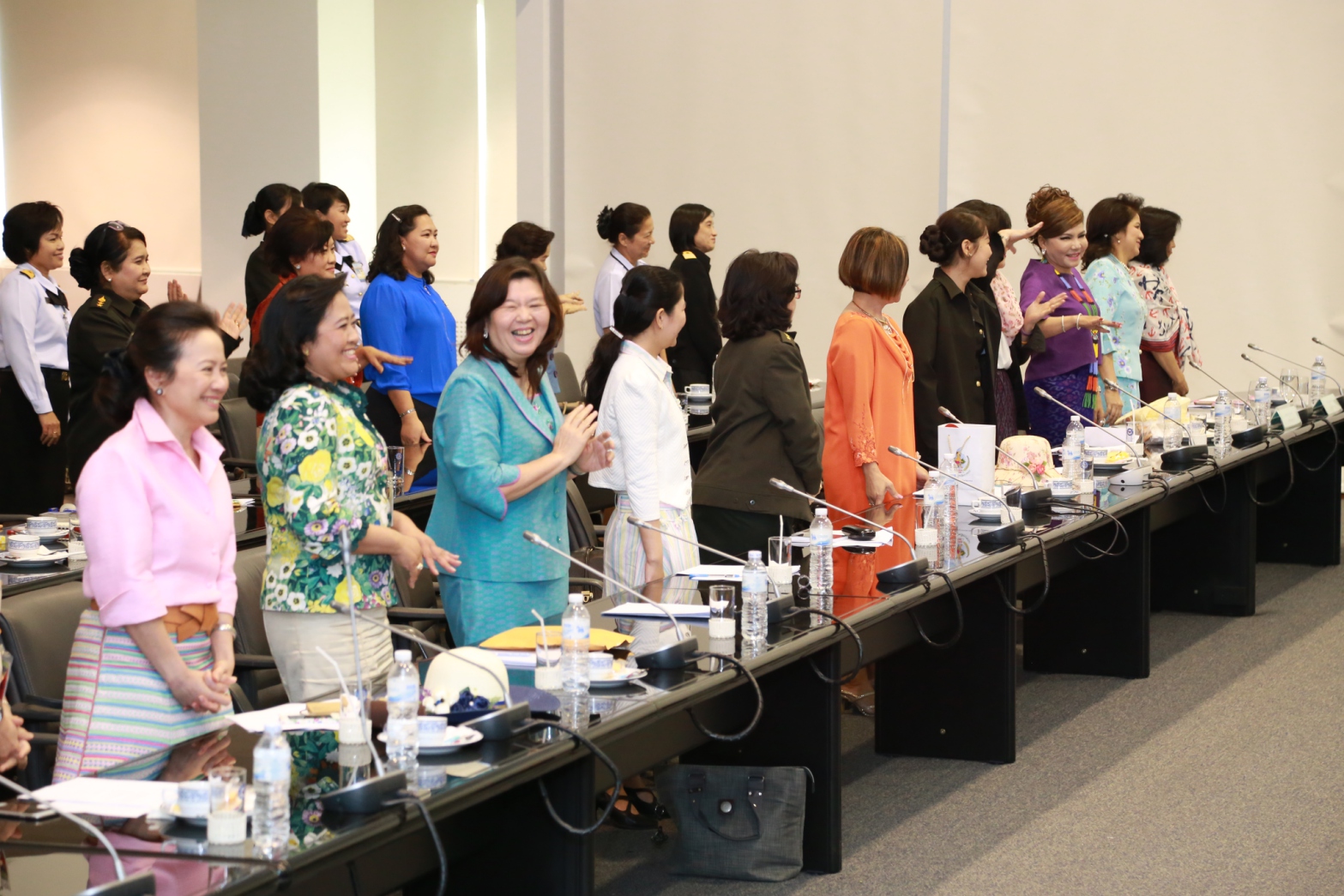 083 นายกสมาคมภริยาฯ เป็นประธานการประชุมการจัดงานออกร้านสมาคมภริยาฯ ในงานกาชาดประจำปี ๒๕๕๙