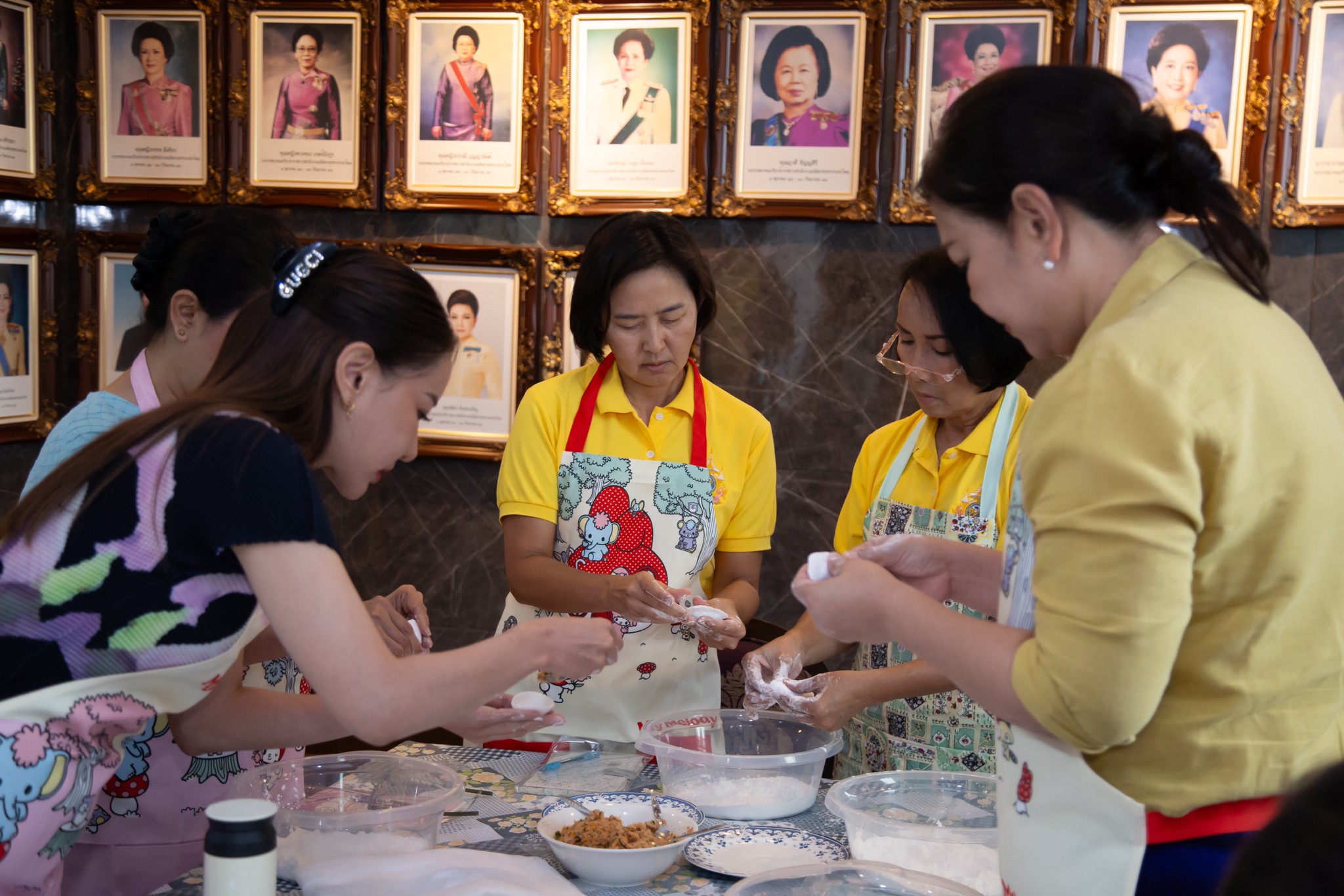 ๐๘๒ กิจกรรมเรียนรู้การทำขนมจีบแป้งสิบโบราณ ของโครงการศูนย์ส่งเสริมการเรียนรู้ สมาคมภริยาข้าราชการสำนักงานปลัดกระทรวงกลาโหม