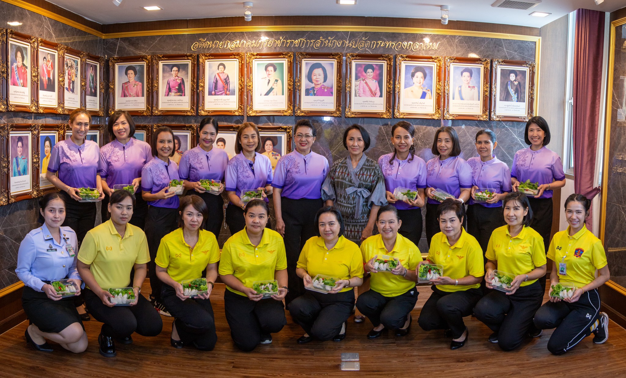 ๐๘๒ กิจกรรมเรียนรู้การทำขนมจีบแป้งสิบโบราณ ของโครงการศูนย์ส่งเสริมการเรียนรู้ สมาคมภริยาข้าราชการสำนักงานปลัดกระทรวงกลาโหม