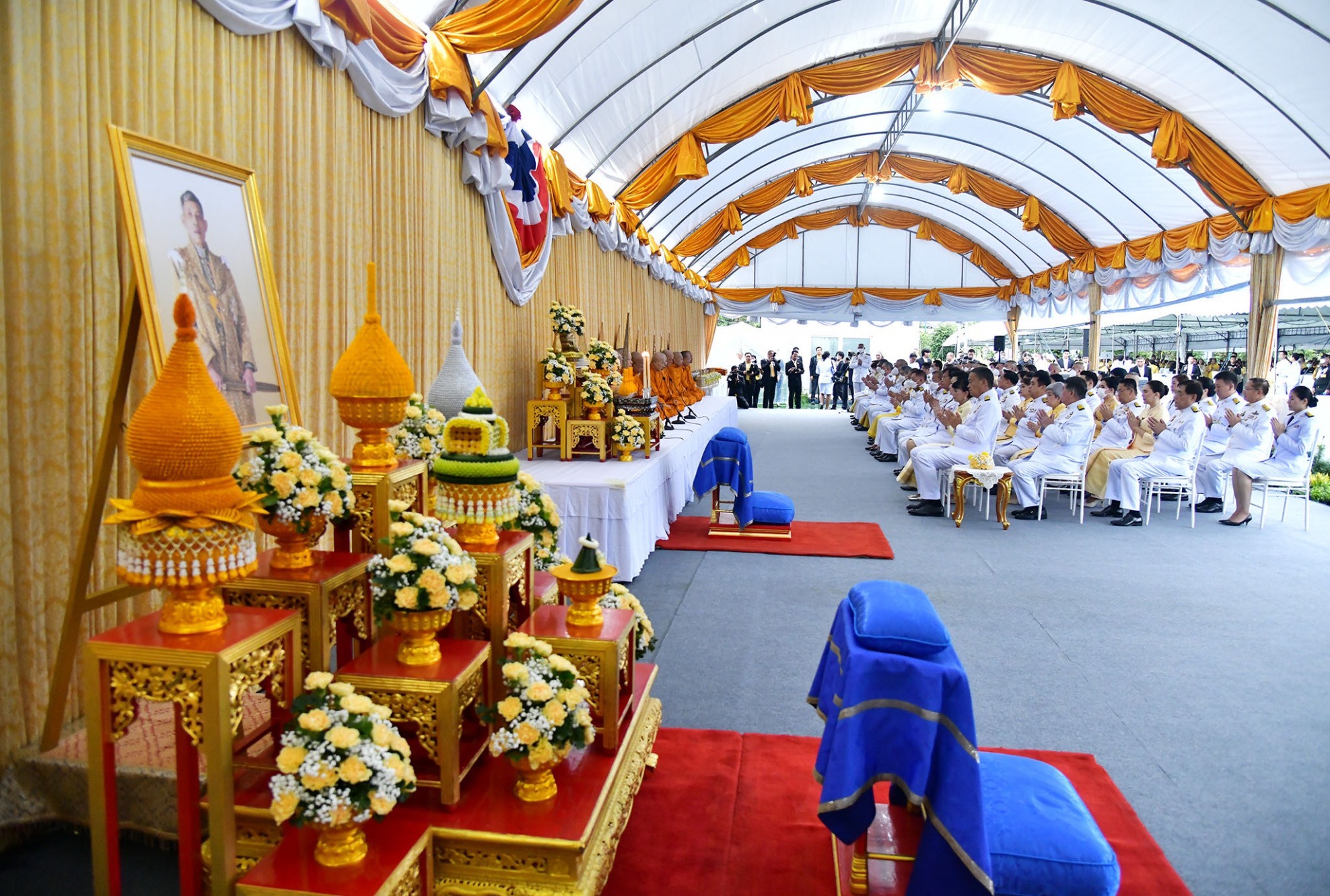 ๐๙๑ พิธีเจริญพระพุทธมนต์ และพิธีทำบุญตักบาตร ถวายเป็นพระราชกุศล เนื่องในโอกาสมหามงคลเฉลิมพระชนมพร...