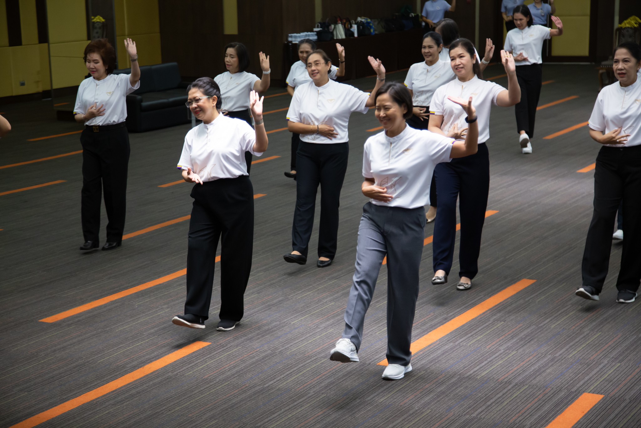 ๑๐๐ การจัดกิจกรรมโครงการ "ส่งเสริมสุขภาพ ขยับกายสบายชีวา ด้วยลีลาบาสโลบและไลน์แดนซ์"