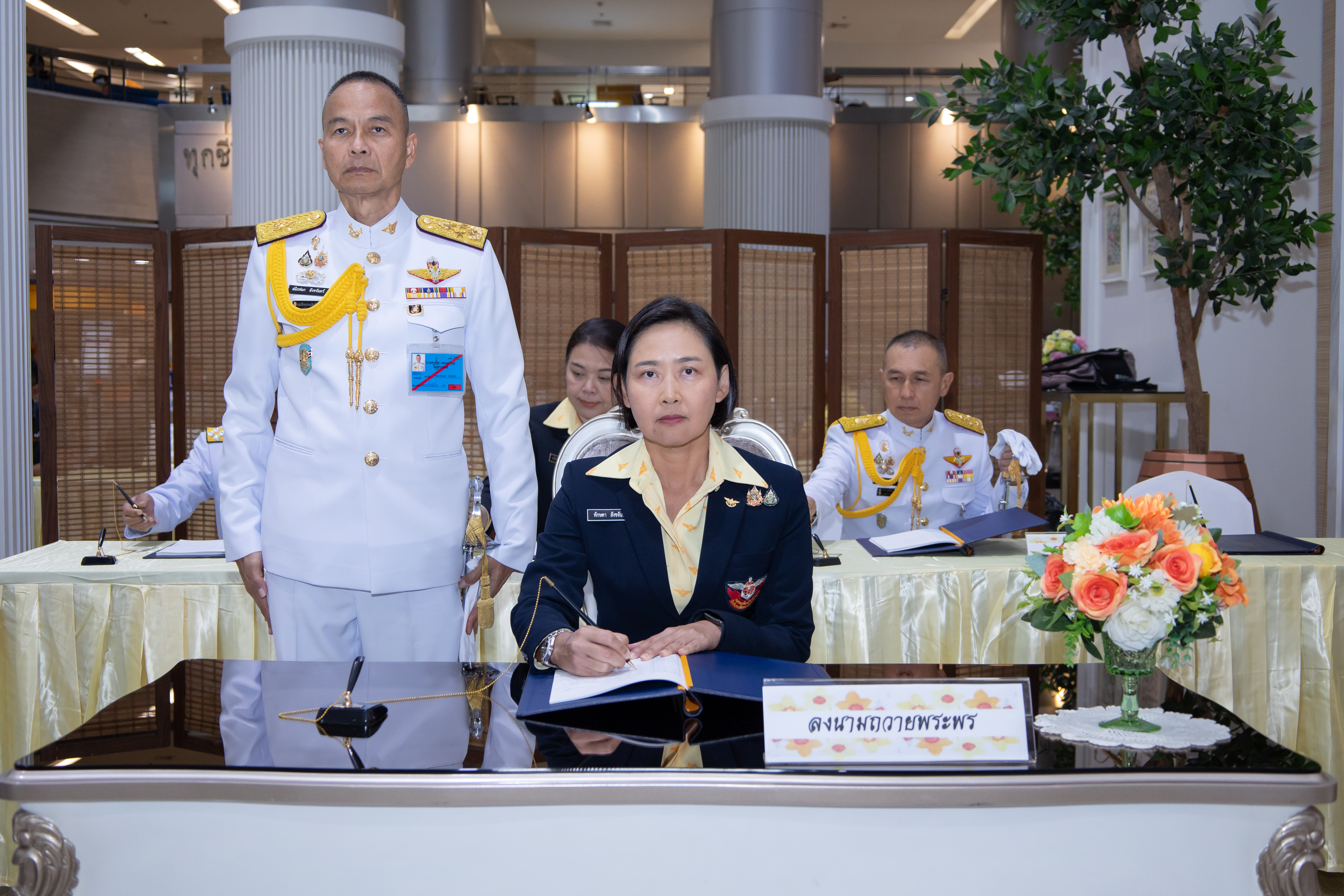 ๐๑ ปลัดกระทรวงกลาโหม พร้อมด้วยนายกสมาคมภริยาข้าราชการสำนักงานปลัดกระทรวงกลาโหม นำคณะร่วมทูลเกล้าฯ ถวายแจกันดอกไม้หน้าพระรูป สมเด็จพระเจ้าน้องนางเธอ เจ้าฟ้าจุฬาภรณวลัยลักษณ์ อัครราชกุมารีฯ พร้อมลงนามถวายพระพร