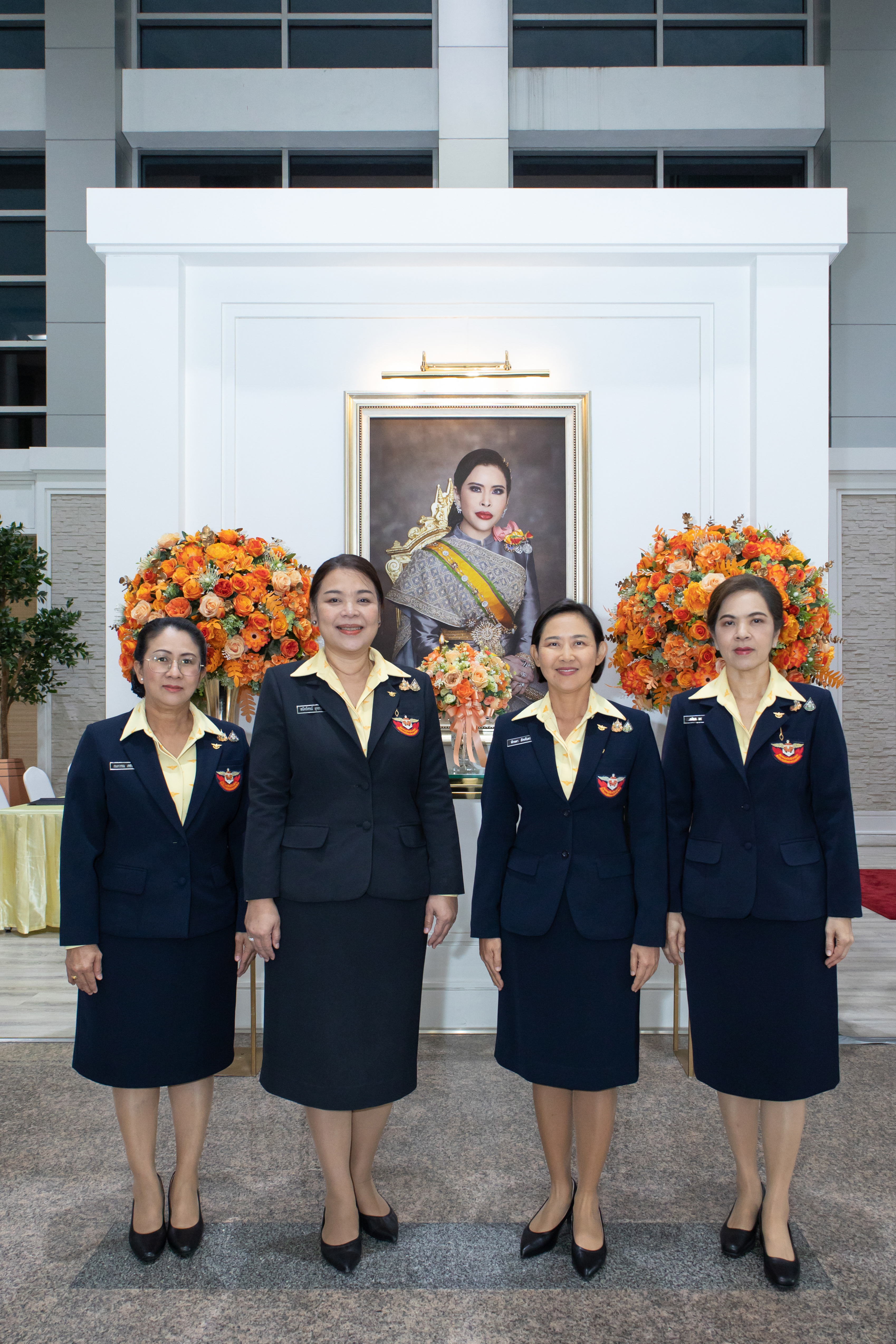 ๐๑ ปลัดกระทรวงกลาโหม พร้อมด้วยนายกสมาคมภริยาข้าราชการสำนักงานปลัดกระทรวงกลาโหม นำคณะร่วมทูลเกล้าฯ ถวายแจกันดอกไม้หน้าพระรูป สมเด็จพระเจ้าน้องนางเธอ เจ้าฟ้าจุฬาภรณวลัยลักษณ์ อัครราชกุมารีฯ พร้อมลงนามถวายพระพร