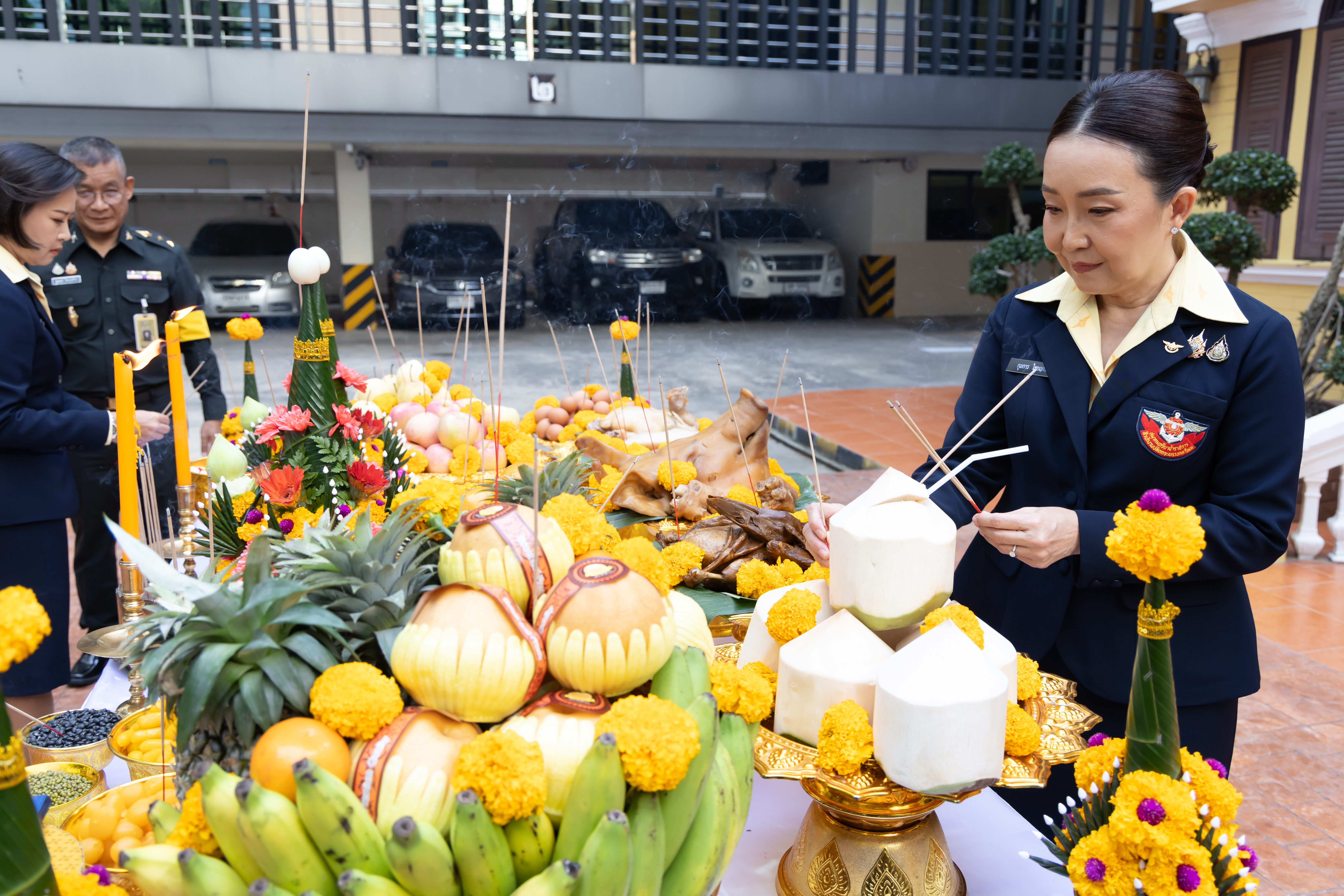 ๐๒ พิธีบวงสรวงและสักการะสิ่งศักดิ์สิทธิ์ เนื่องในโอกาสเข้ารับตำแหน่งใหม่ของคณะกรรมการบริหารสมาคมภริยาข้าราชการสำนักงานปลัดกระทรวงกลาโหม ประจำปีงบประมาณ พ.ศ.๒๕๖๘