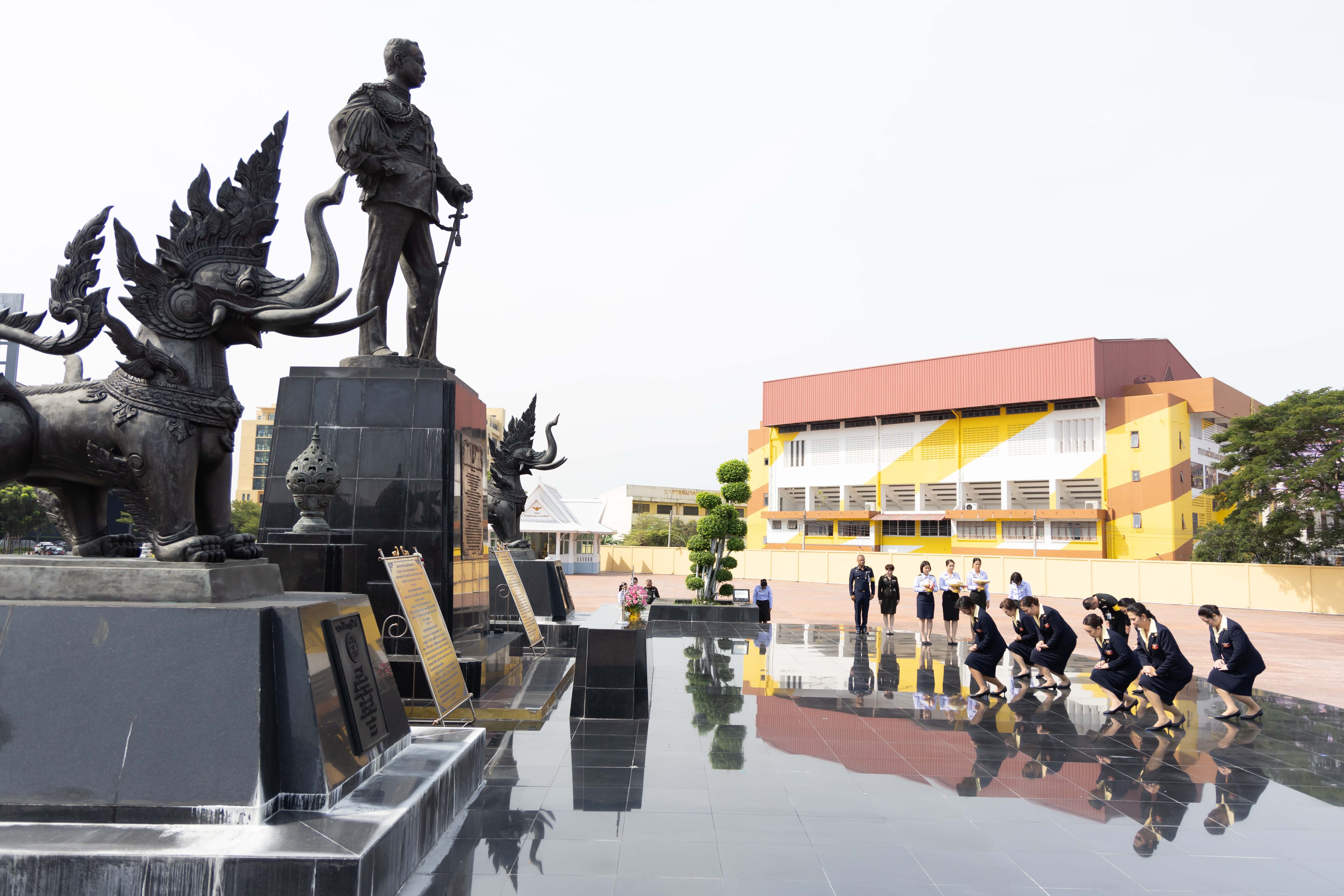 ๐๒ พิธีบวงสรวงและสักการะสิ่งศักดิ์สิทธิ์ เนื่องในโอกาสเข้ารับตำแหน่งใหม่ของคณะกรรมการบริหารสมาคมภริยาข้าราชการสำนักงานปลัดกระทรวงกลาโหม ประจำปีงบประมาณ พ.ศ.๒๕๖๘