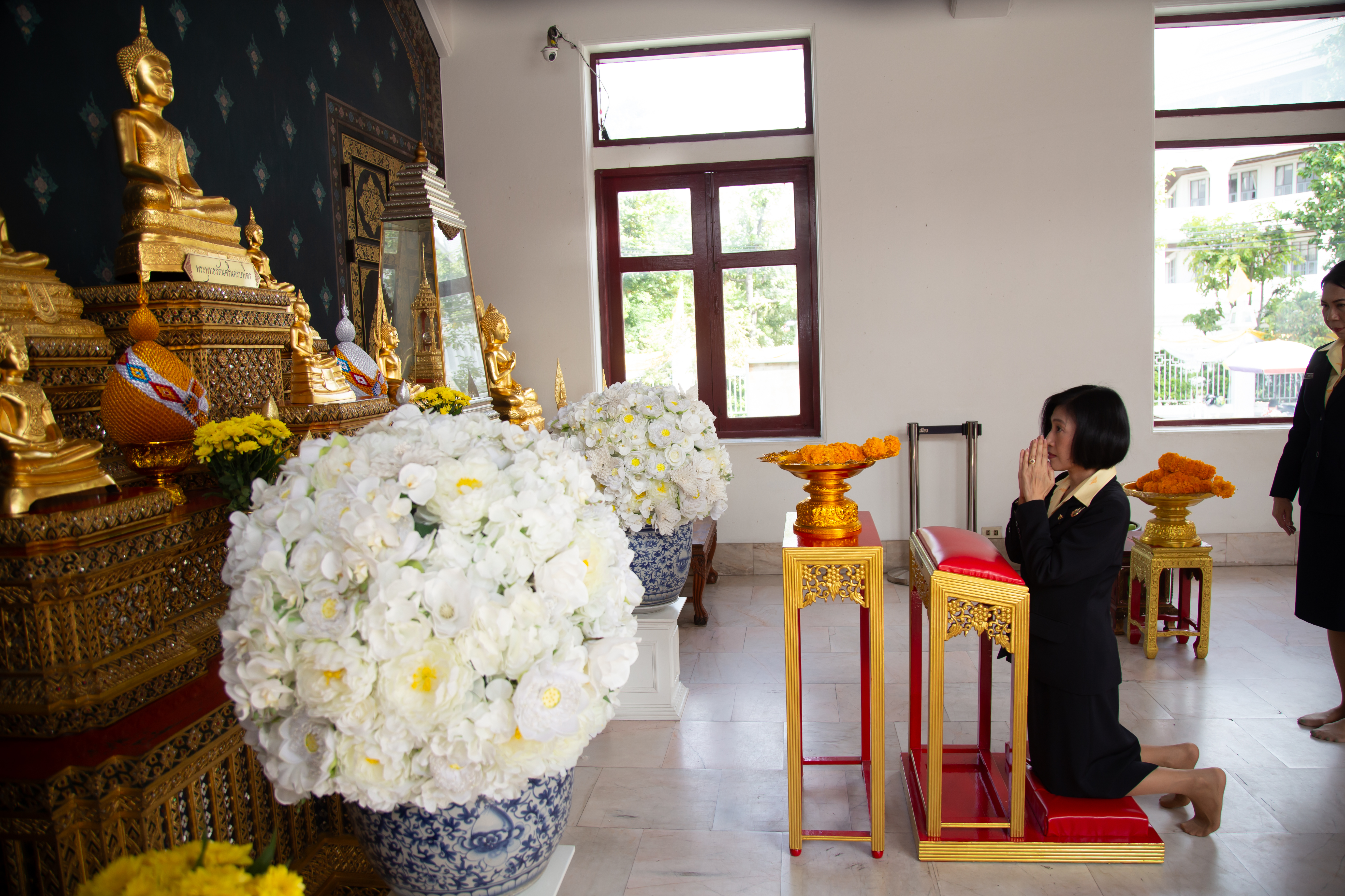 ๐๕ พิธีสักการะสิ่งศักดิ์สิทธิ์ เนื่องในโอกาสเข้ารับตำแหน่งใหม่ของคณะกรรมการบริหารสมาคมภริยาข้าราชการสำนักงานปลัดกระทรวงกลาโหม ประจำปีงบประมาณ พ.ศ.๒๕๖๘