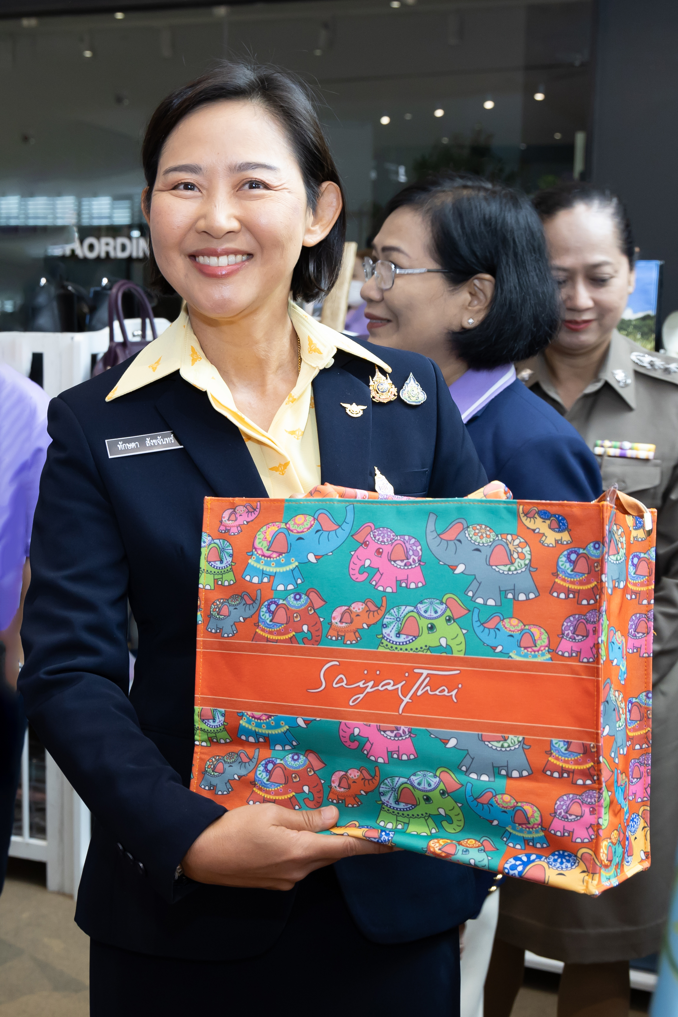 ๑๐ เฝ้ารับเสด็จสมเด็จพระกนิษฐาธิราชเจ้า กรมสมเด็จพระเทพรัตนราชสุดาฯ สยามบรมราชกุมารี ในโอกาสเสด็จพระราชดำเนินทรงเปิดงาน "สานสายใยเพื่อผลิตภัณฑ์ สายใจไทย ครั้งที่ ๒๖"