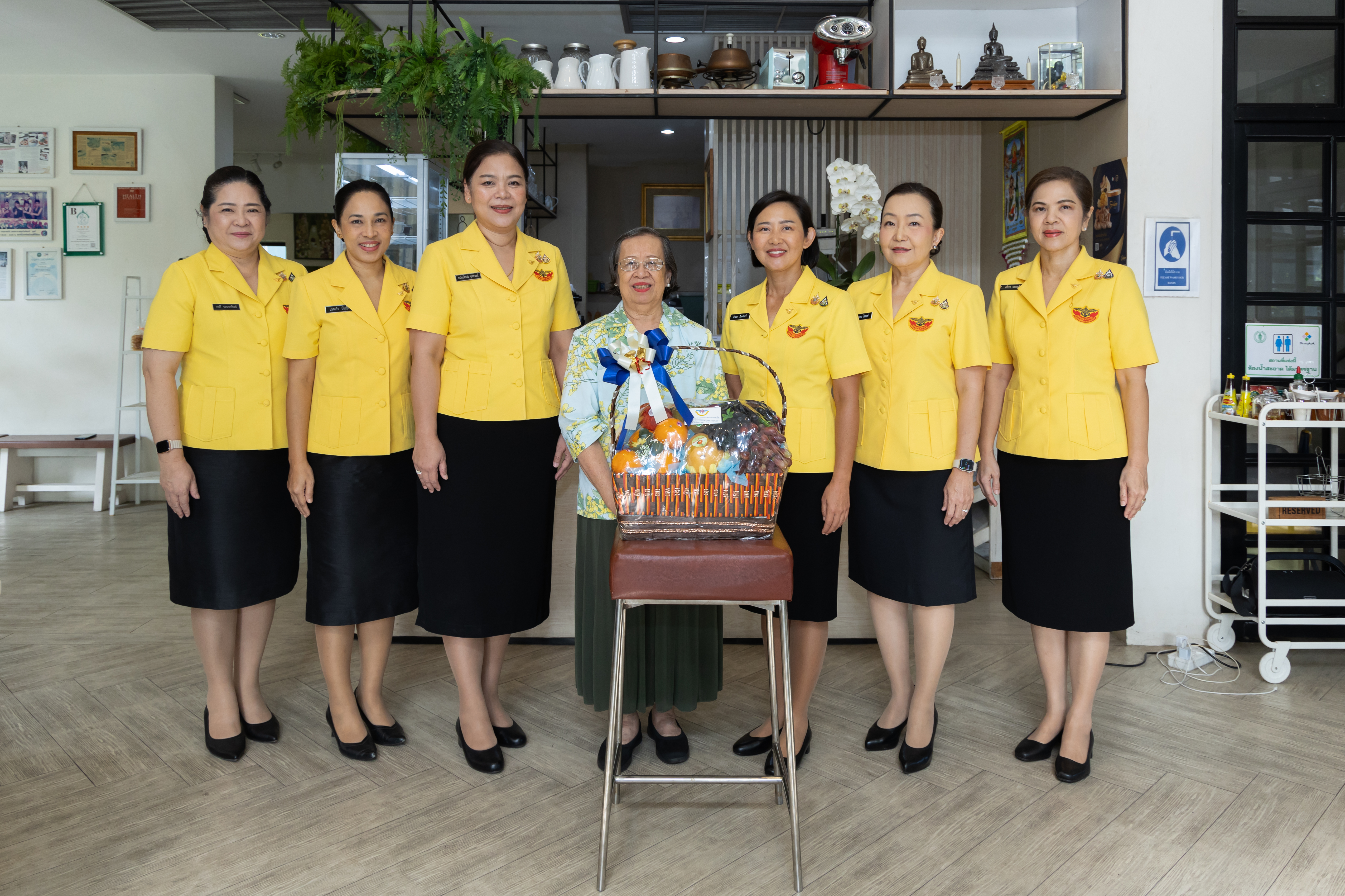 ๑๑ การเข้าเยี่ยมคำนับ คุณหญิงอรพรรณ ศศิประภา อดีตนายกสมาคมฯ