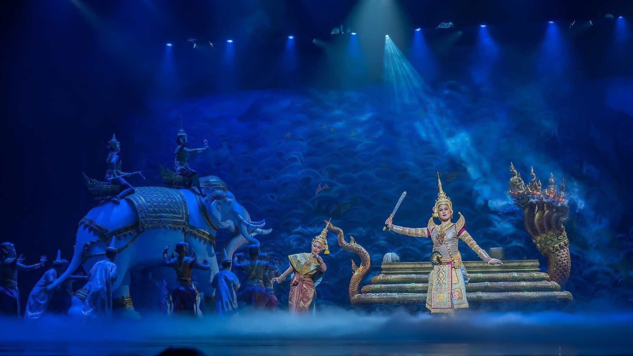 ๑๓ เข้าเฝ้าฯ พระบาทสมเด็จพระเจ้าอยู่หัว และสมเด็จพระนางเจ้าฯ พระบรมราชินี ในโอกาสเสด็จพระราชดำเนินไปทอดพระเนตรการแสดงโขนตอน "พระจักราวตาร"
