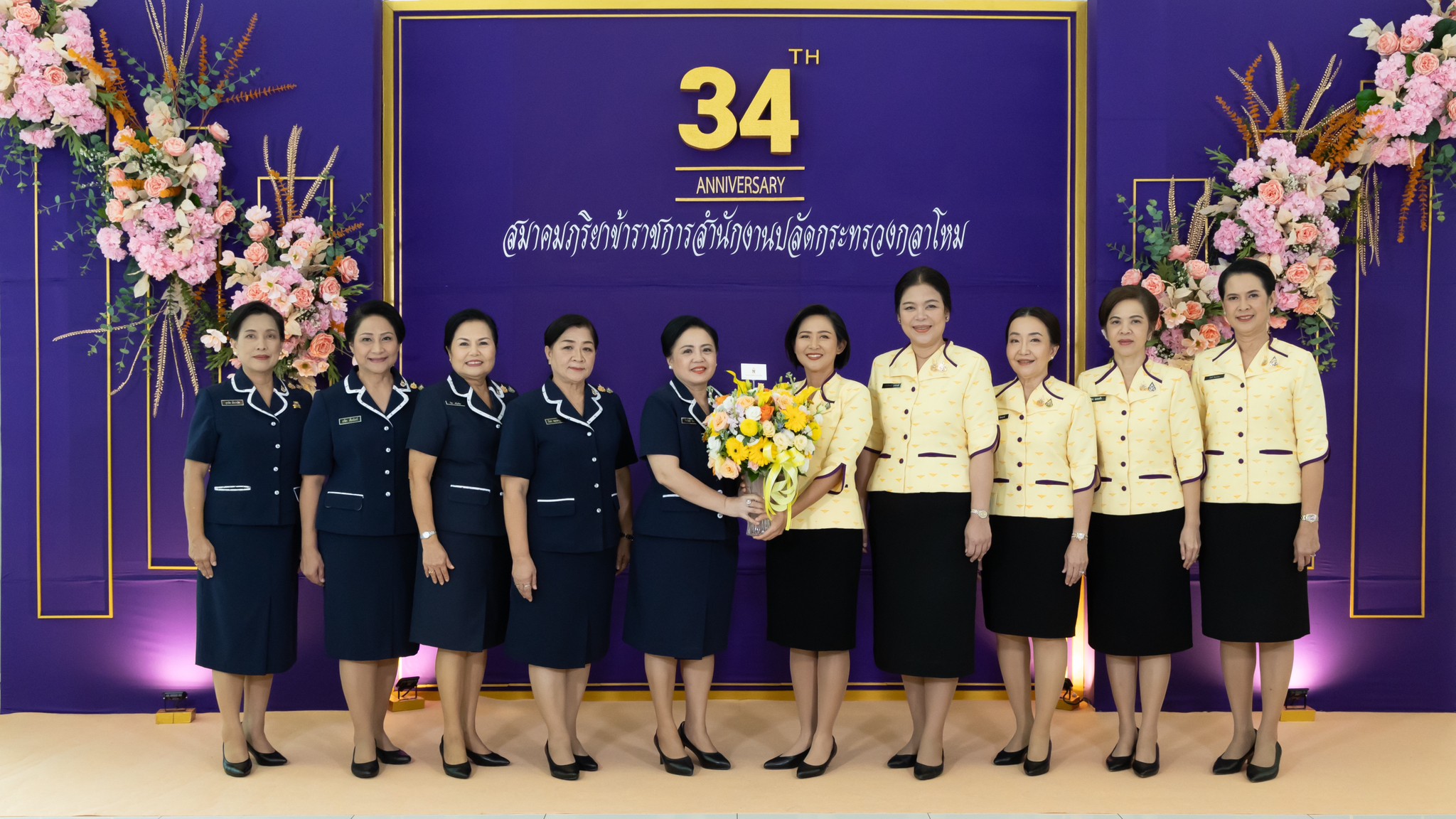 ๑๖ การจัดงานเลี้ยงรับรอง เนื่องในโอกาสวันคล้ายวันสถาปนาสมาคมภริยาข้าราชการสำนักงานปลัดกระทรวงกลาโหม ครบรอบปีที่ ๓๔