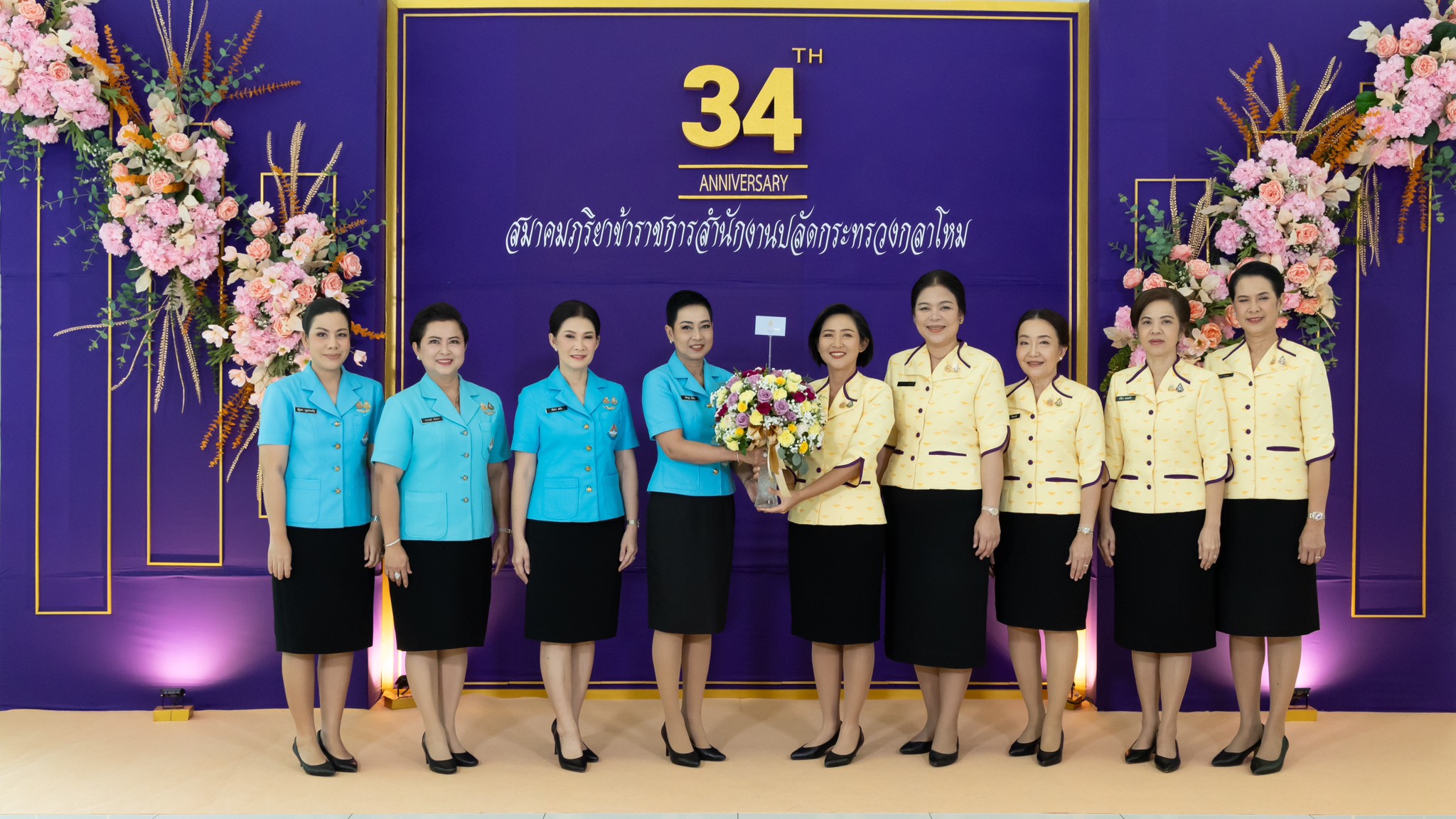 ๑๖ การจัดงานเลี้ยงรับรอง เนื่องในโอกาสวันคล้ายวันสถาปนาสมาคมภริยาข้าราชการสำนักงานปลัดกระทรวงกลาโหม ครบรอบปีที่ ๓๔