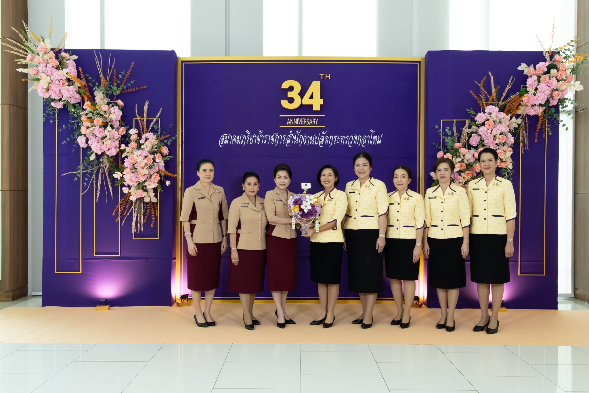 ๑๖ การจัดงานเลี้ยงรับรอง เนื่องในโอกาสวันคล้ายวันสถาปนาสมาคมภริยาข้าราชการสำนักงานปลัดกระทรวงกลาโหม ครบรอบปีที่ ๓๔