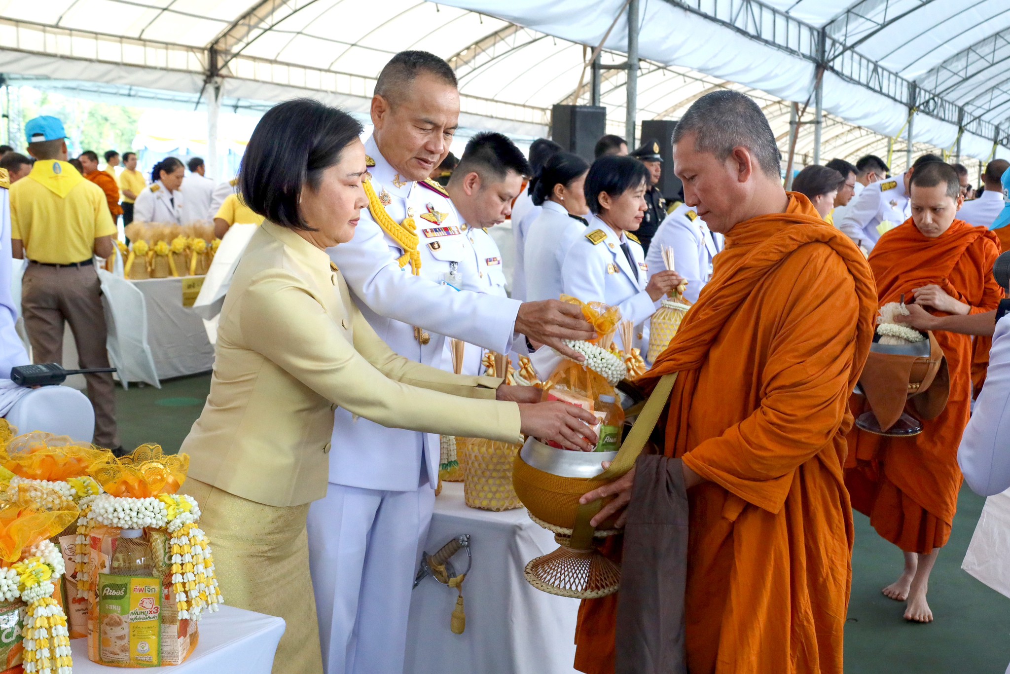 ๓๐ พิธีเจริญพระพุทธมนต์ และพิธีทำบุญตักบาตรถวายเป็นพระราชกุศล เนื่องในวันคล้ายวันพระบรมราชสมภพ พระบาทสมเด็จพระบรมชนกาธิเบศร มหาภูมิพลอดุลยเดชมหาราช บรมนาถบพิตร