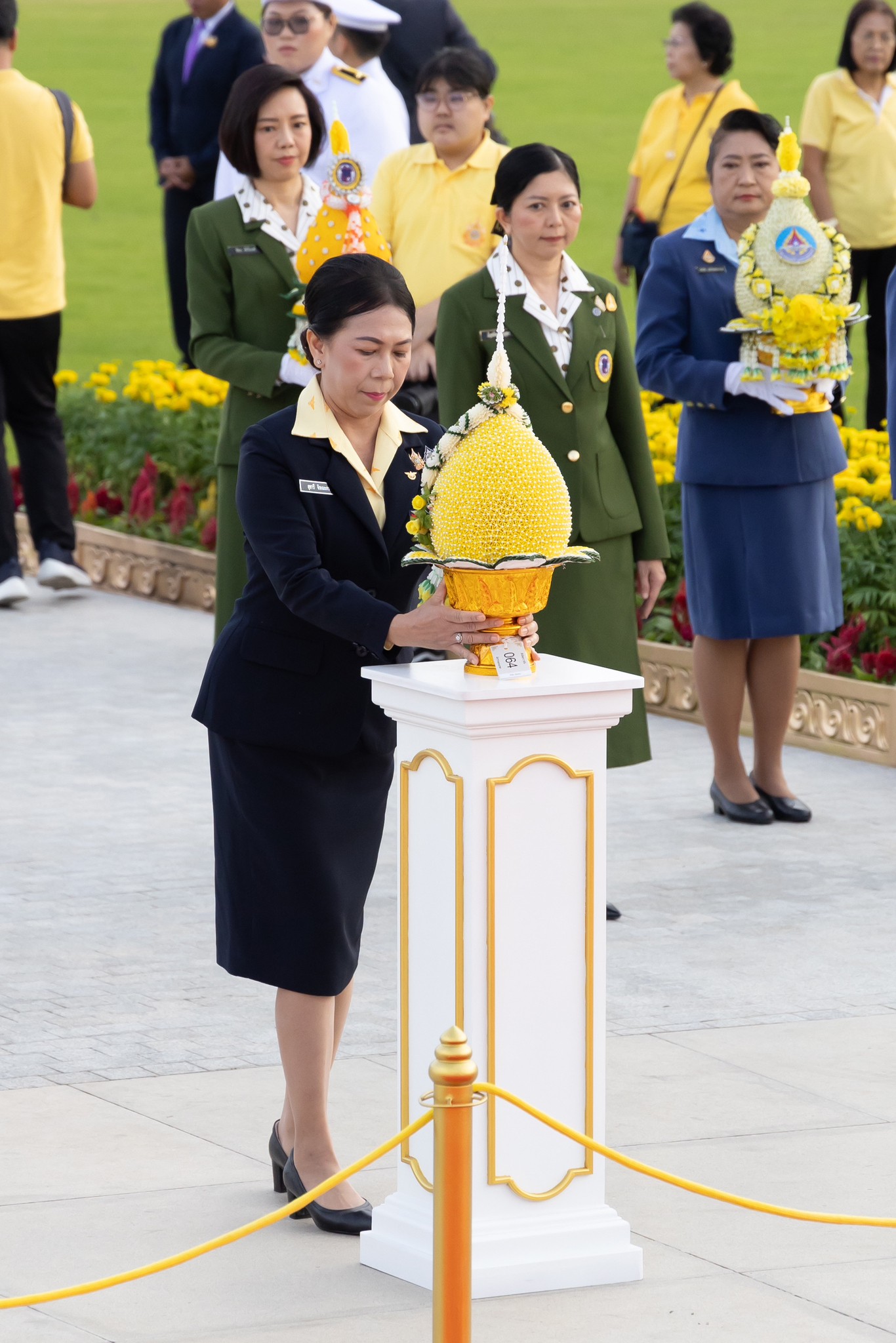 ๓๑ พิธีวางพานพุ่มถวายบังคมพระบรมราชานุสาวรีย์ พระบาทสมเด็จพระบรมชนกาธิเบศร มหาภูมิพลอดุลยเดชมหาราช บรมนาถบพิตร เนื่องในวันคล้ายวันพระบรมราชสมภพ
