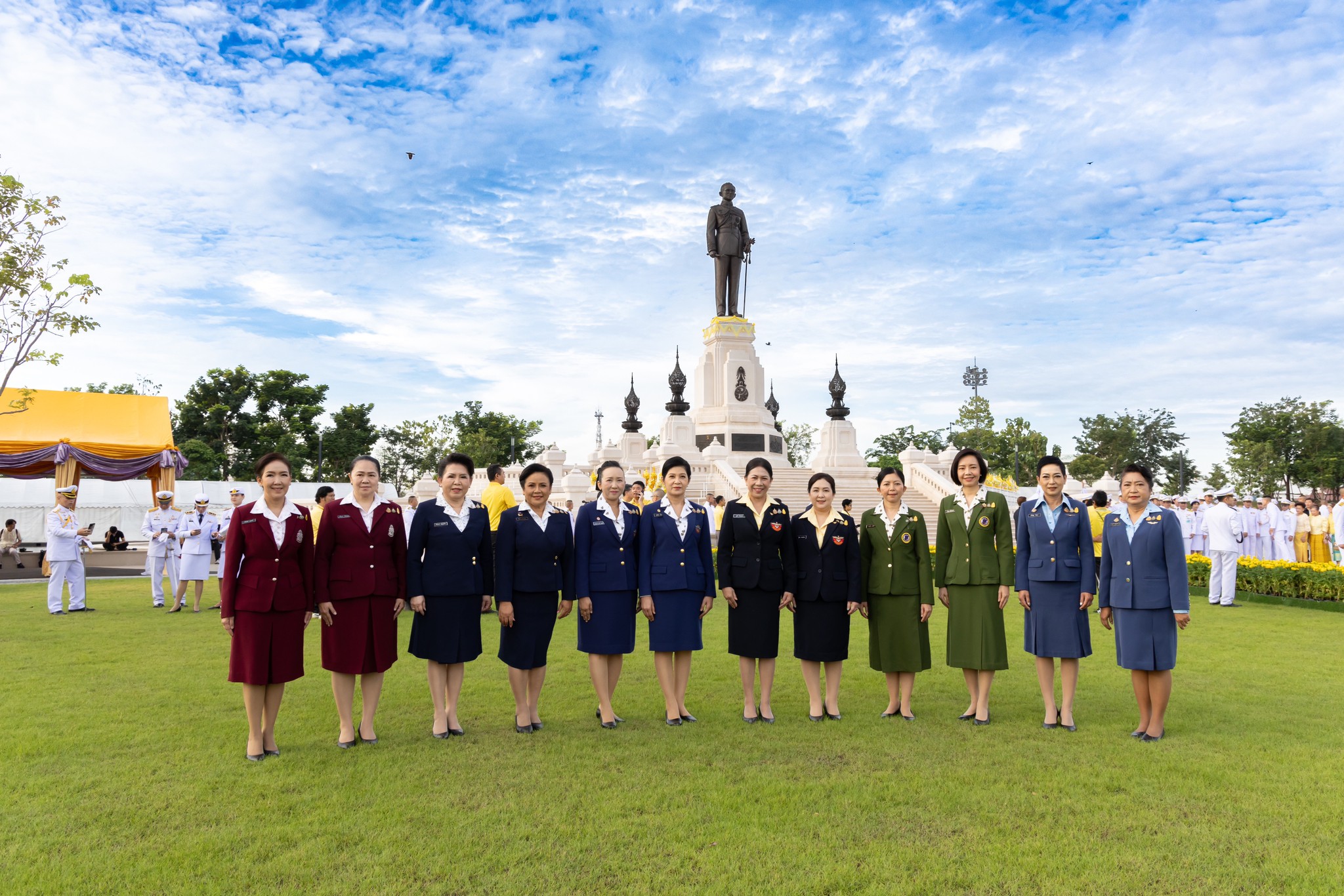 ๓๑ พิธีวางพานพุ่มถวายบังคมพระบรมราชานุสาวรีย์ พระบาทสมเด็จพระบรมชนกาธิเบศร มหาภูมิพลอดุลยเดชมหาราช บรมนาถบพิตร เนื่องในวันคล้ายวันพระบรมราชสมภพ