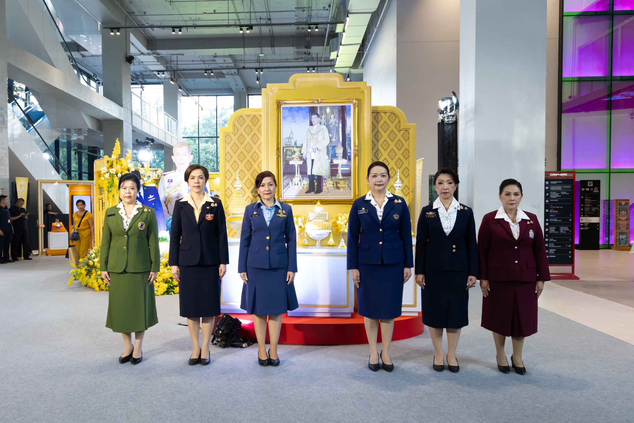 ๓๒ พิธีพระราชทานเข็มที่ระลึกงาน "เพื่อนพึ่ง (ภาฯ) เฉลิมพระเกียรติพระบาทสมเด็จพระเจ้าอยู่หัว ทรงเจริญพระชนมพรรษา ๗๒ พรรษา" และพิธีเปิดงานเพื่อนพึ่ง (ภาฯ) เฉลิมพระเกียรติฯ