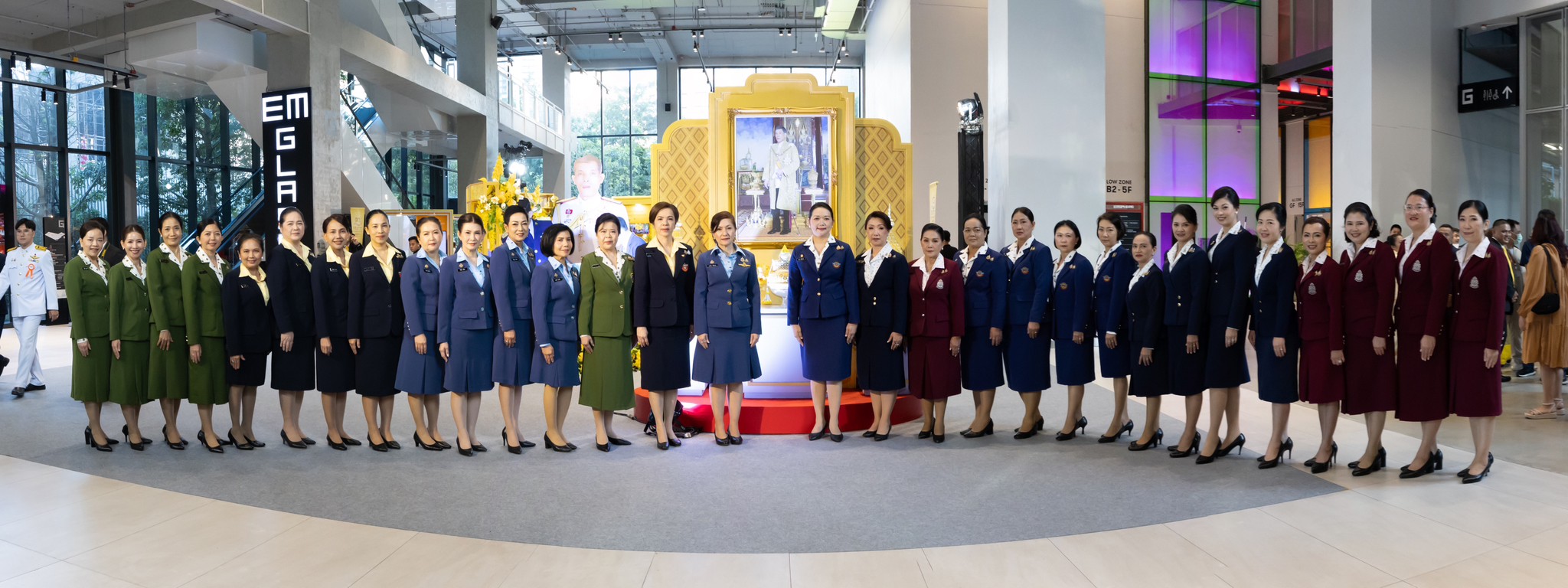 ๓๒ พิธีพระราชทานเข็มที่ระลึกงาน "เพื่อนพึ่ง (ภาฯ) เฉลิมพระเกียรติพระบาทสมเด็จพระเจ้าอยู่หัว ทรงเจริญพระชนมพรรษา ๗๒ พรรษา" และพิธีเปิดงานเพื่อนพึ่ง (ภาฯ) เฉลิมพระเกียรติฯ