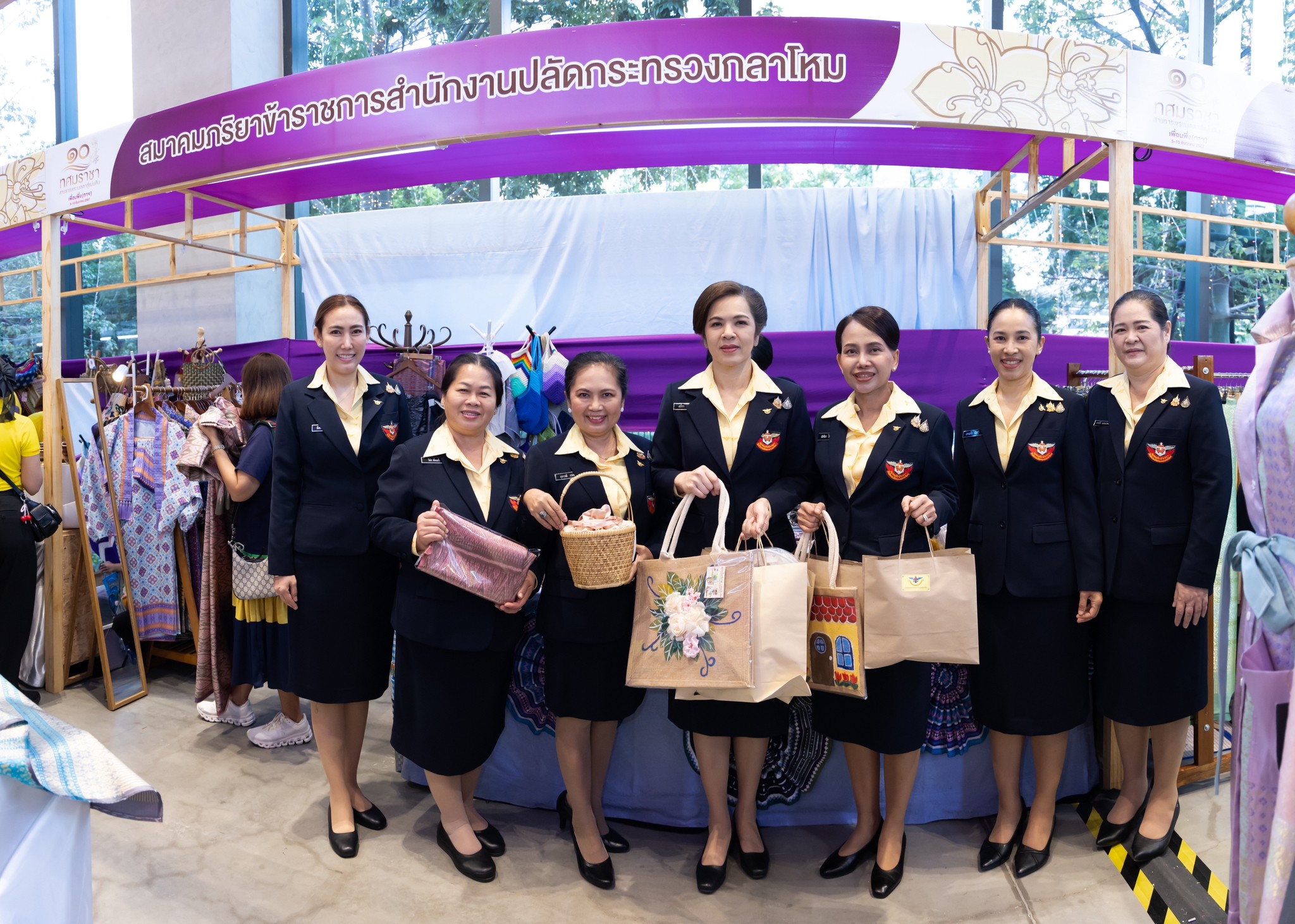 ๓๒ พิธีพระราชทานเข็มที่ระลึกงาน "เพื่อนพึ่ง (ภาฯ) เฉลิมพระเกียรติพระบาทสมเด็จพระเจ้าอยู่หัว ทรงเจริญพระชนมพรรษา ๗๒ พรรษา" และพิธีเปิดงานเพื่อนพึ่ง (ภาฯ) เฉลิมพระเกียรติฯ