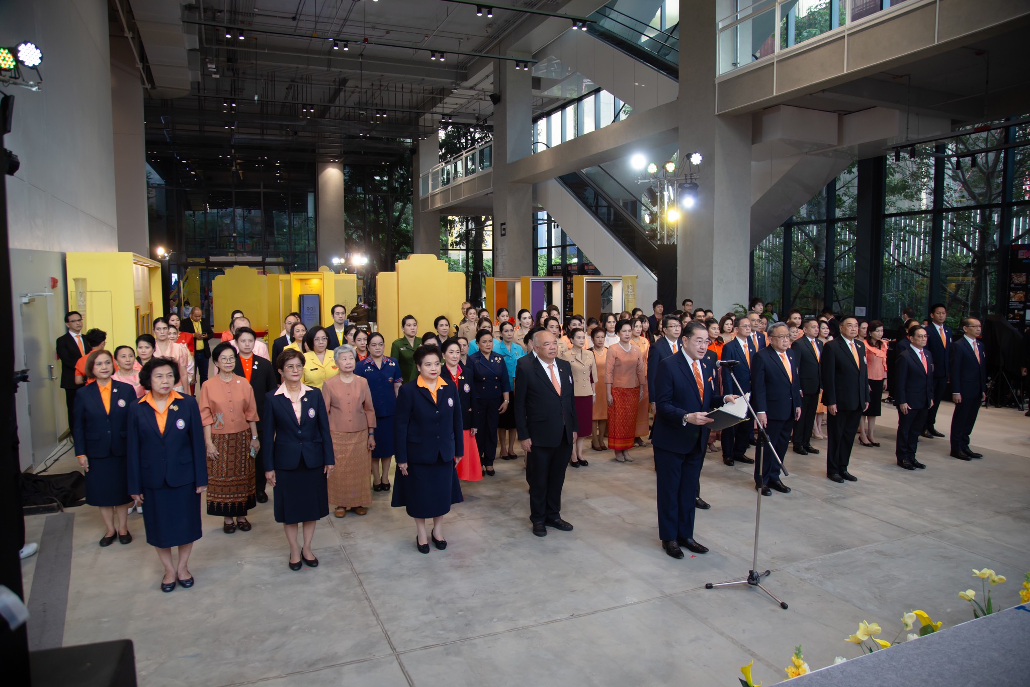 ๓๓ พิธีถวายพระพร และตักบาตรพระสงฆ์ เนื่องในวันคล้ายวันประสูติสมเด็จพระเจ้าลูกเธอ เจ้าฟ้าพัชรกิติยาภา นเรนทิราเทพยวดี กรมหลวงราชสาริณีสิริพัชร มหาวัชรราชธิดา ในงาน "เพื่อนพึ่ง (ภาฯ) เฉลิมพระเกียรติพระบาทสมเด็จพระเจ้าอยู่หัว ทรงเจริญพระชนมพรรษา ๗๒ พรรษา"
