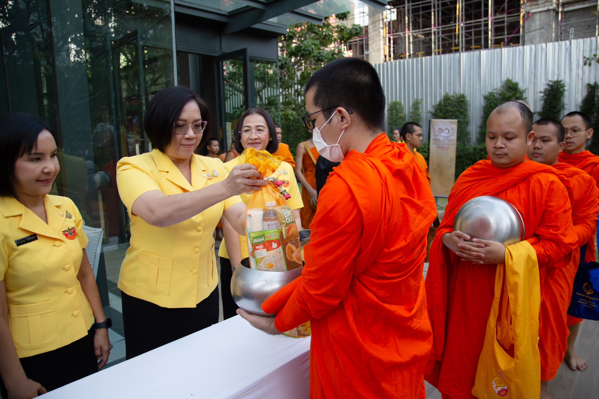 ๓๓ พิธีถวายพระพร และตักบาตรพระสงฆ์ เนื่องในวันคล้ายวันประสูติสมเด็จพระเจ้าลูกเธอ เจ้าฟ้าพัชรกิติยาภา นเรนทิราเทพยวดี กรมหลวงราชสาริณีสิริพัชร มหาวัชรราชธิดา ในงาน "เพื่อนพึ่ง (ภาฯ) เฉลิมพระเกียรติพระบาทสมเด็จพระเจ้าอยู่หัว ทรงเจริญพระชนมพรรษา ๗๒ พรรษา"