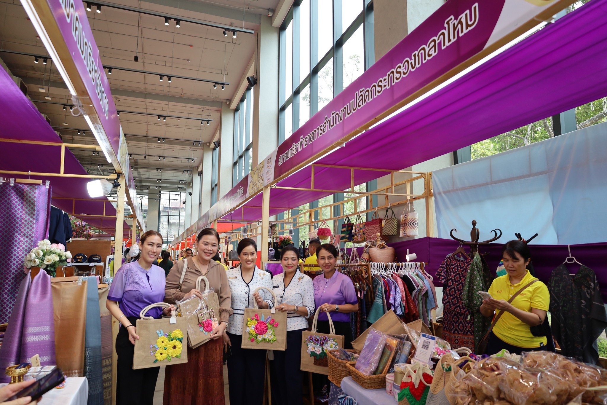 ๓๖ งาน "เพื่อนพึ่ง (ภาฯ) เฉลิมพระเกียรติพระบาทสมเด็จพระเจ้าอยู่หัว ทรงเจริญพระชนมพรรษา ๗๒ พรรษา"