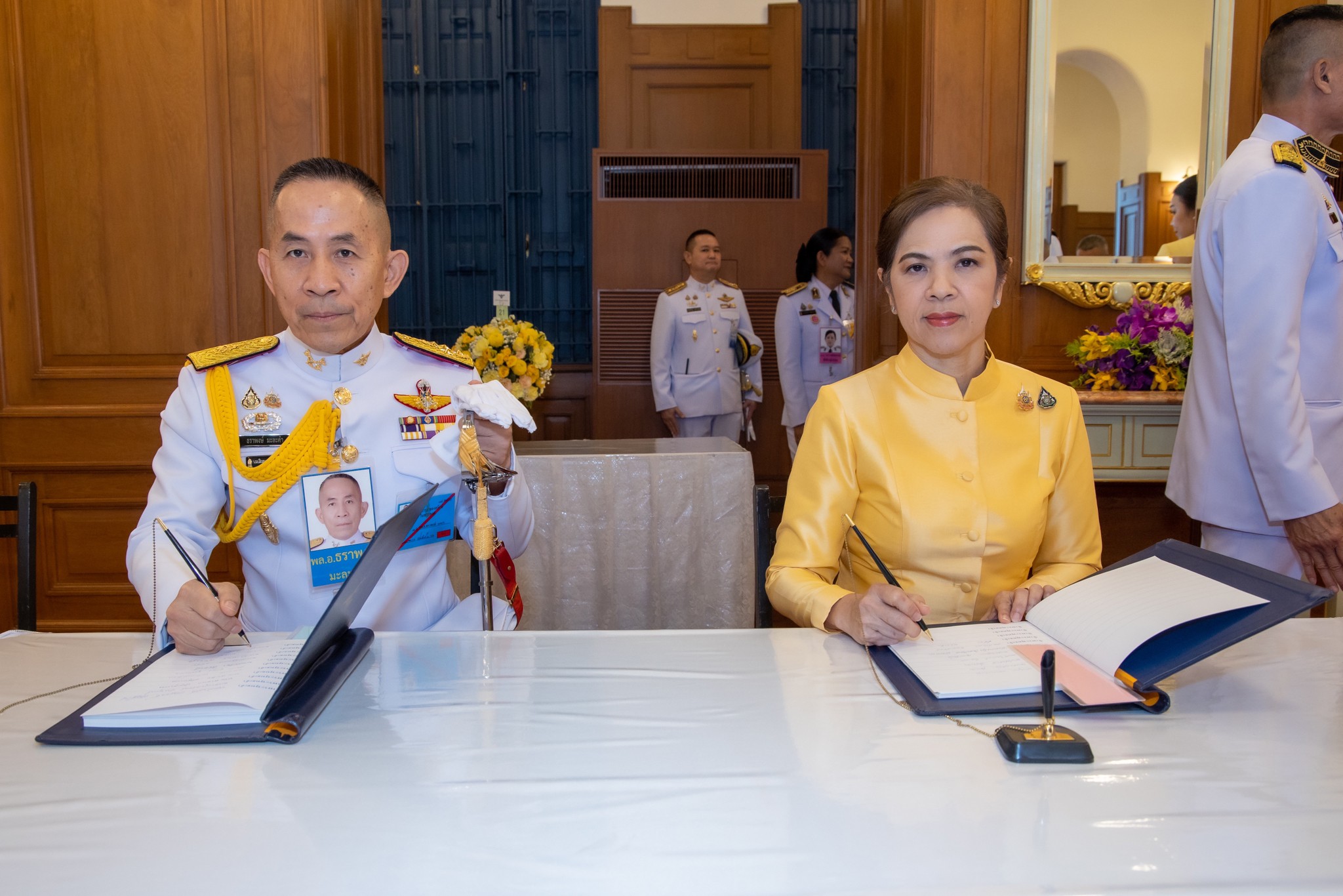 ๔๒ พิธีลงนามถวายพระพรชัยมงคล พระบาทสมเด็จพระเจ้าอยู่หัว และสมเด็จพระนางเจ้าฯ พระบรมราชินี เนื่องในโอกาสวันขึ้นปีใหม่ พุทธศักราช ๒๕๖๘