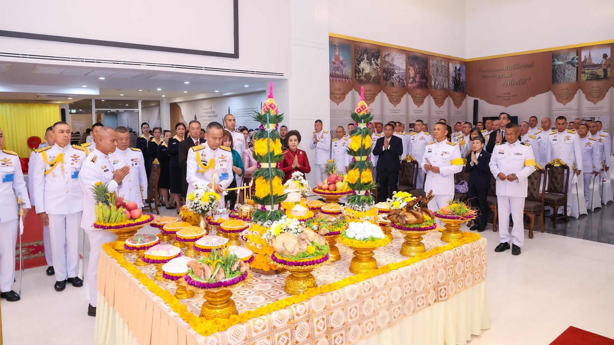 ๔๖ พิธีบวงสรวงและพิธีประดิษฐานพระบรมรูปสมเด็จพระนเรศวรมหาราช และพระรูปองค์บิดา ๓ เหล่าทัพ